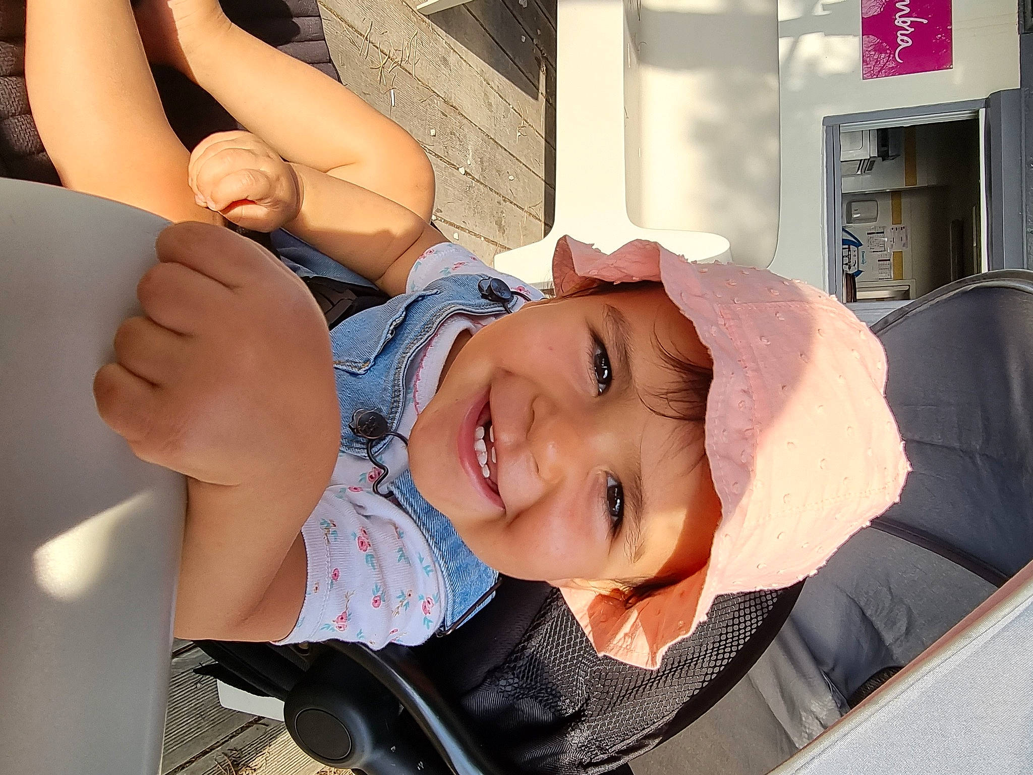 Ambre participe au concours pour gagner de l'argent avec cette photo : baby, baby_products, chest, child, comfort, elbow, finger, fun, gesture, hand, happy, hat, headwear, human_body, human_leg, joy, mouth, organ, person, smile