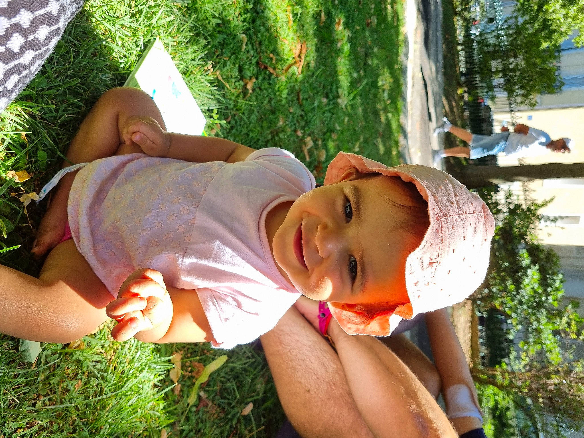Ambre a rejoint le concours — aidez-le/la à gagner de superbes lots ! baby, baby_toddler_clothing, child, finger, fun, grass, grass_family, green, happy, hat, headwear, joy, leisure, light, people_in_nature, person, plant, smile, sun_hat, sunlight