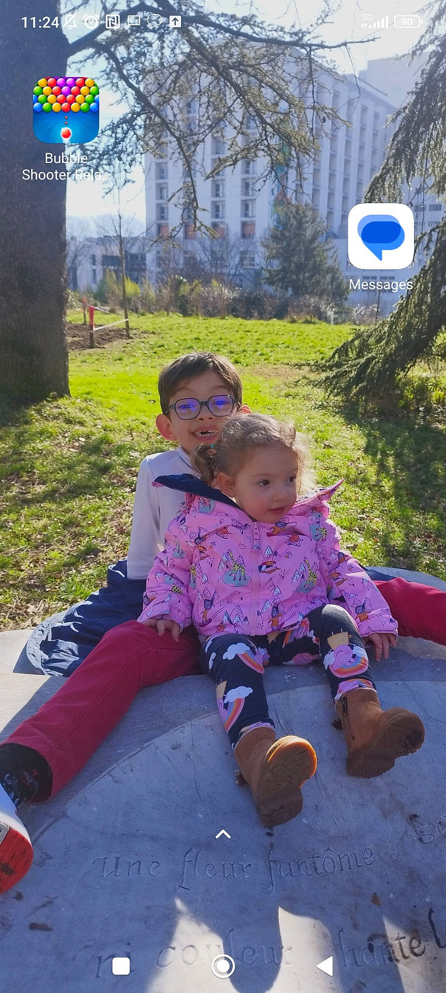 Inaya Lissandra a rejoint le concours — aidez-le/la à gagner de superbes lots ! baby_toddler_clothing, boot, child, event, fun, grass, happy, leaf, leisure, magenta, person, plant, public_space, purple, recreation, shoe, sitting, sneakers, spring, toddler