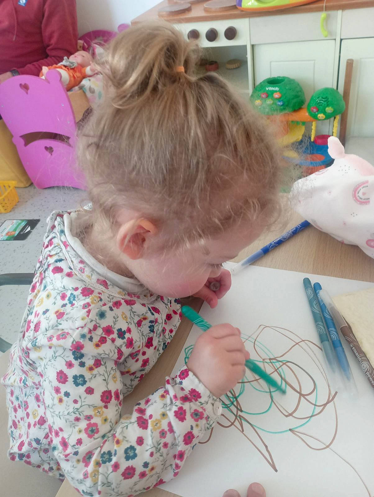 Inaya Lissandra a rejoint le concours — aidez-le/la à gagner de superbes lots ! art, baby, baby_toddler_clothing, chair, child, child_art, desk, fun, learning, office_supplies, paint, pattern, person, play, room, science, t_shirt, toddler, visual_arts, writing