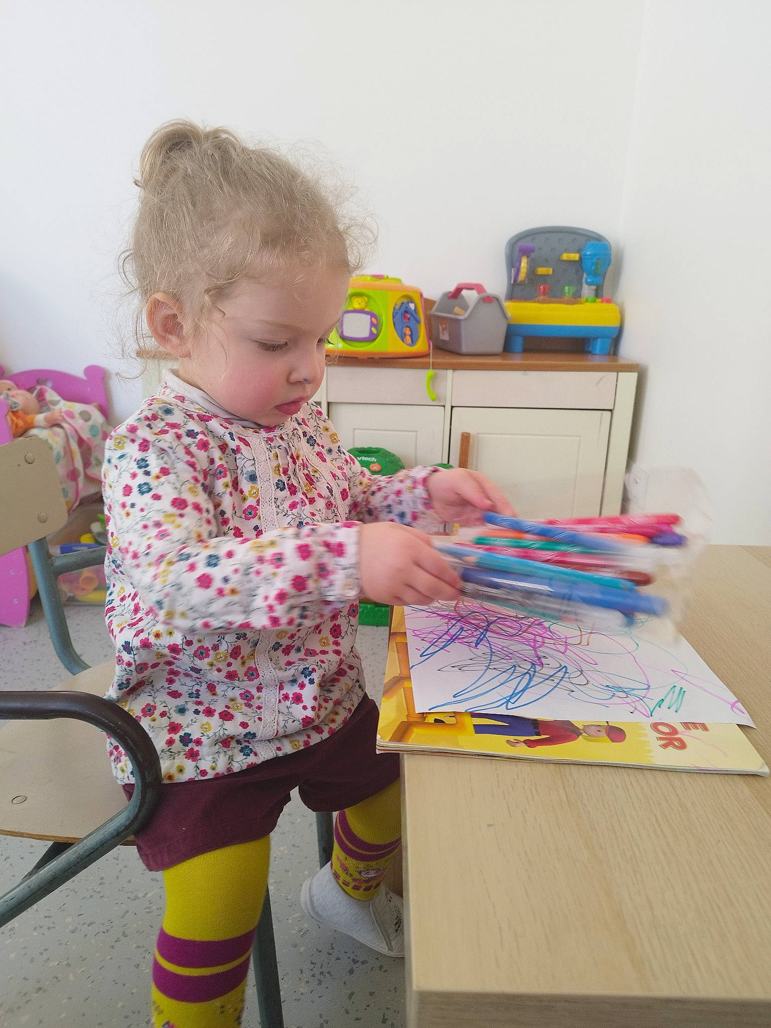 Inaya Lissandra a rejoint le concours — aidez-le/la à gagner de superbes lots ! art, baby, baby_products, baby_toddler_clothing, baby_toys, chair, child, fun, magenta, paint, pattern, person, play, room, shelf, shelving, sitting, sock, toddler, toy