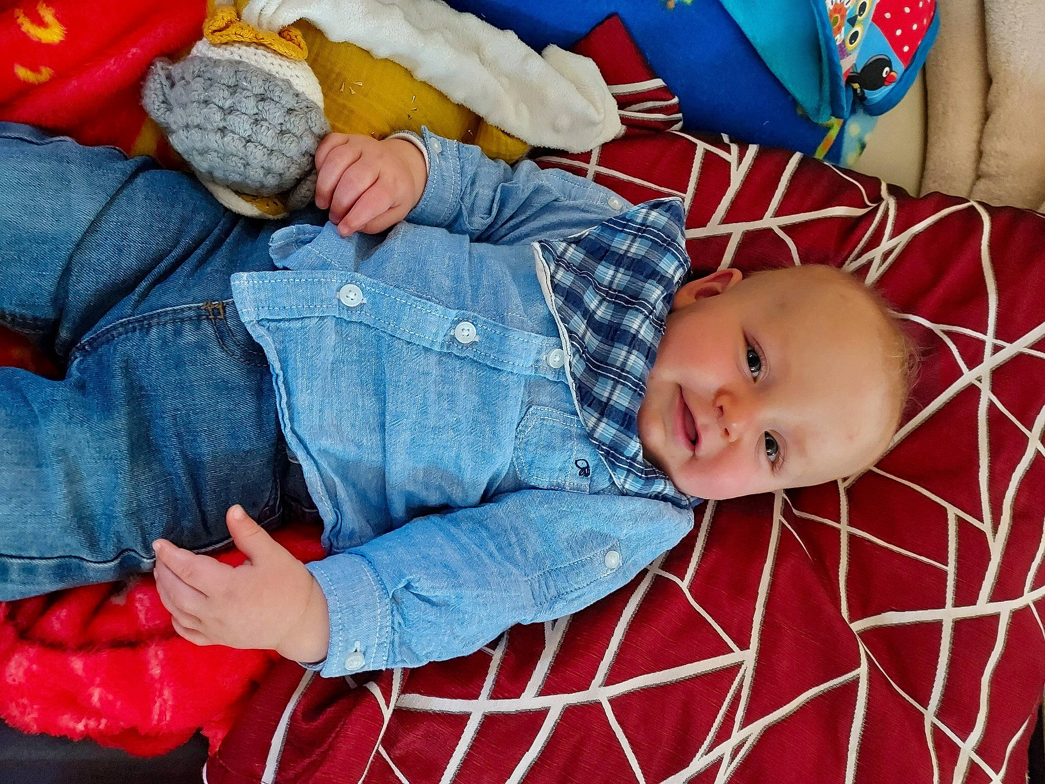 Evan a rejoint le concours — aidez-le/la à gagner de superbes lots ! baby, baby_sleeping, baby_toddler_clothing, blue, child, comfort, headgear, linens, mouth, organ, pattern, person, plaid, product, red, skin, sleeve, smile, textile, toddler