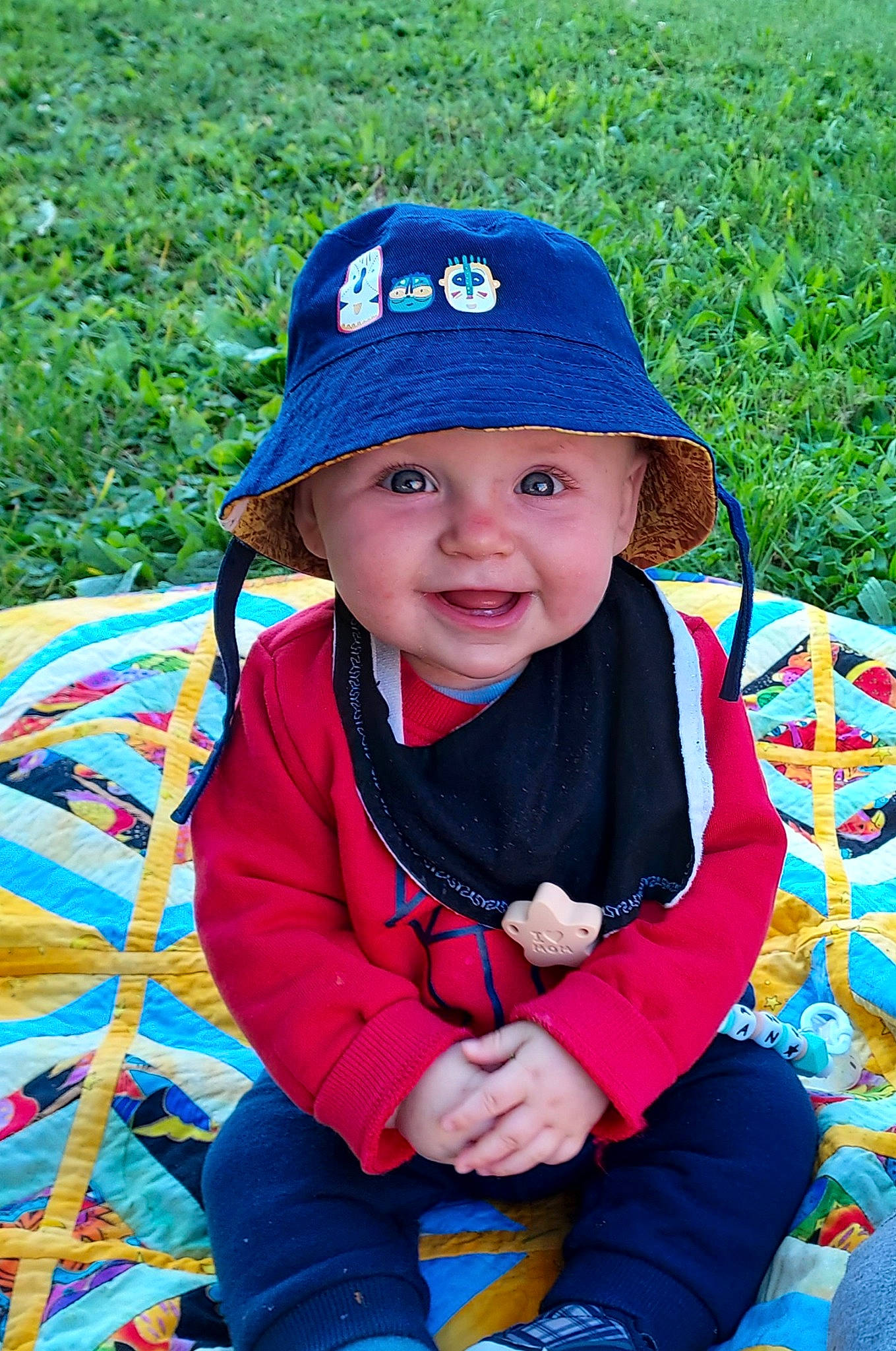 Evan a rejoint le concours — aidez-le/la à gagner de superbes lots ! baby_toddler_clothing, baseball_cap, cap, child, cool, electric_blue, eye, fun, grass, green, happy, headwear, joy, leisure, people, people_in_nature, person, photograph, plant, recreation