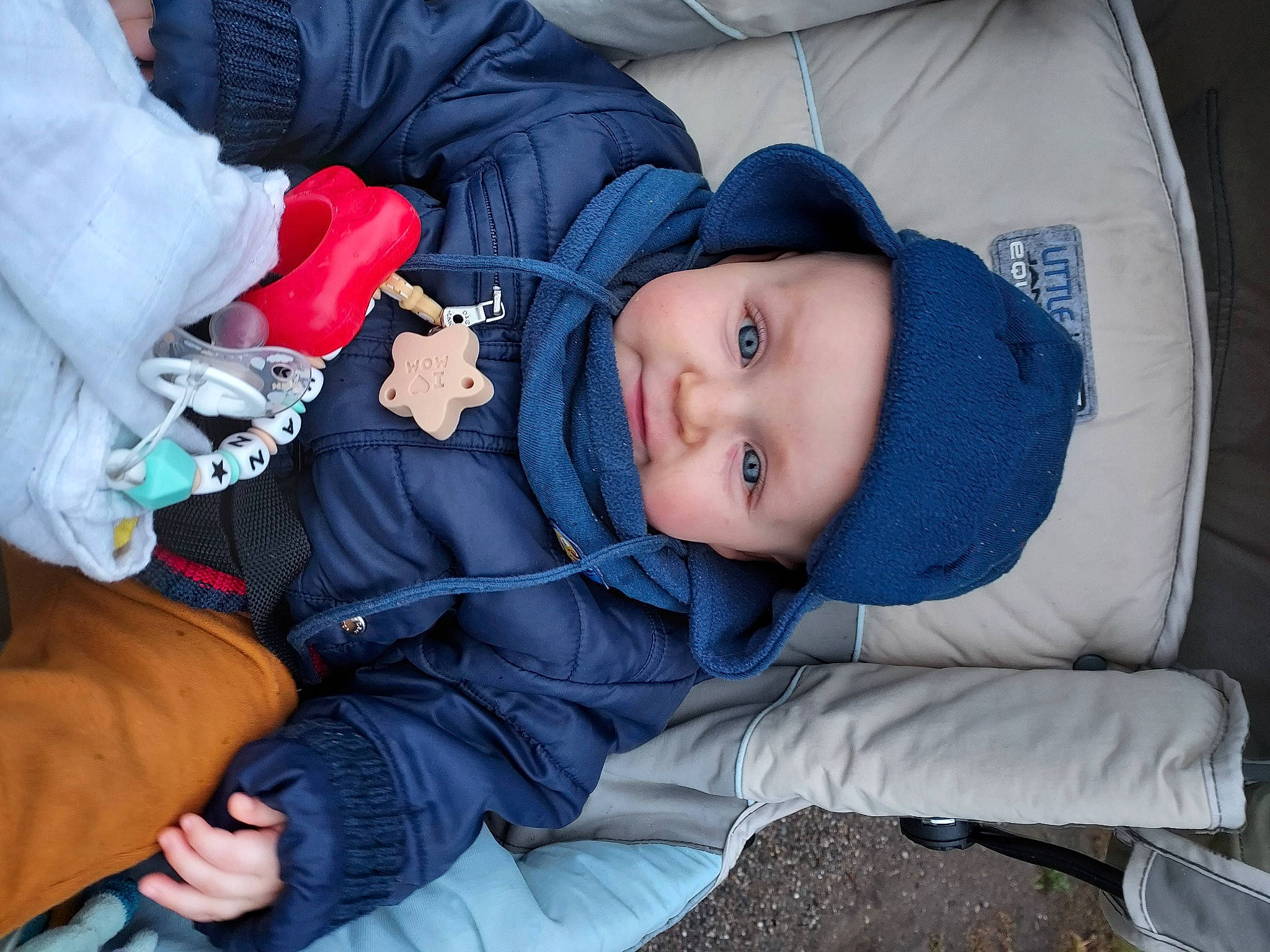 Evan participe au concours pour gagner de l'argent avec cette photo : baby, baby_products, baby_toddler_clothing, carmine, cheek, child, comfort, electric_blue, eye, face, hat, headwear, outerwear, people, person, sitting, skin, sleeve, smile, toddler