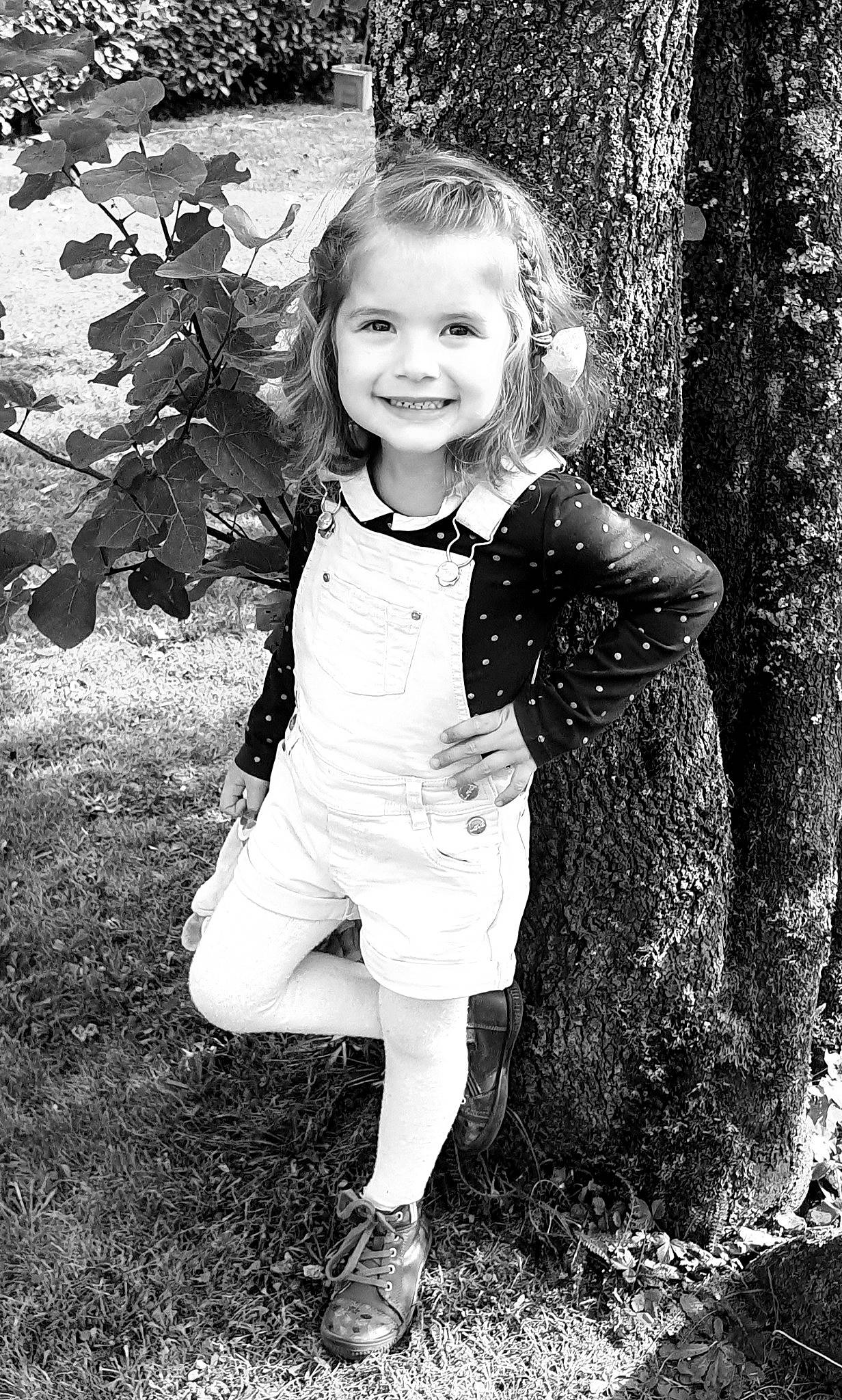 Théa a rejoint le concours — aidez-le/la à gagner de superbes lots ! black, black_and_white, blond, branch, child, child_model, grass, hairstyle, joy, leaf, monochrome, monochrome_photography, people, person, photograph, photography, plant, smile, standing, toddler