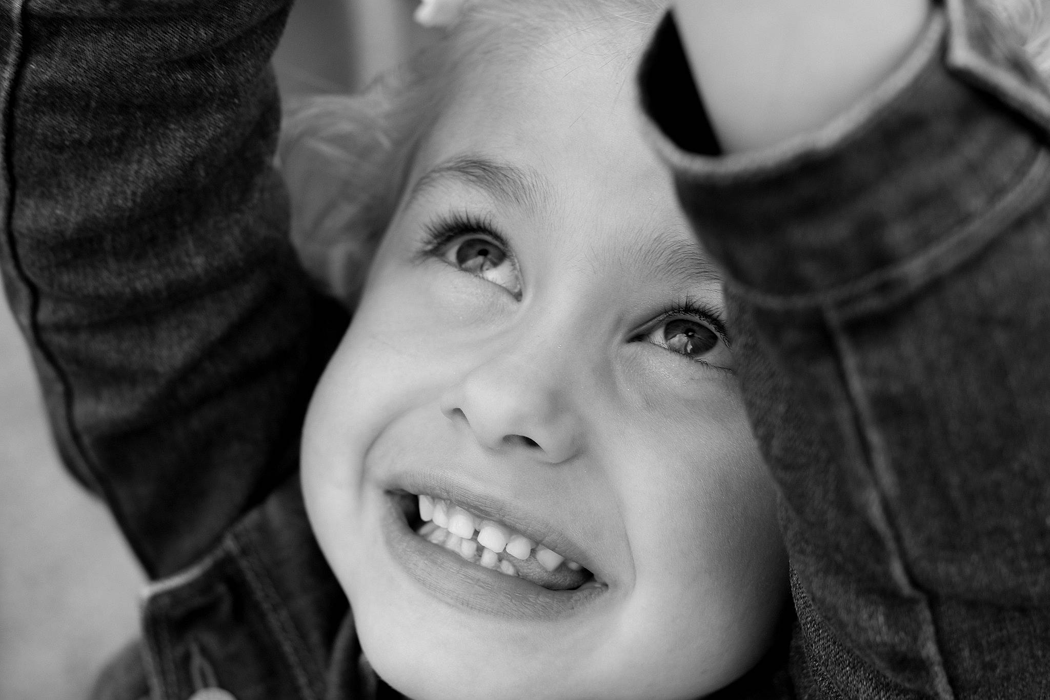 Norah participe au concours pour gagner de l'argent avec cette photo : beauty, black_and_white, cheek, child, eye, eyebrow, face, facial_expression, happy, head, joy, laugh, monochrome, monochrome_photography, nose, organ, people, person, photograph, skin