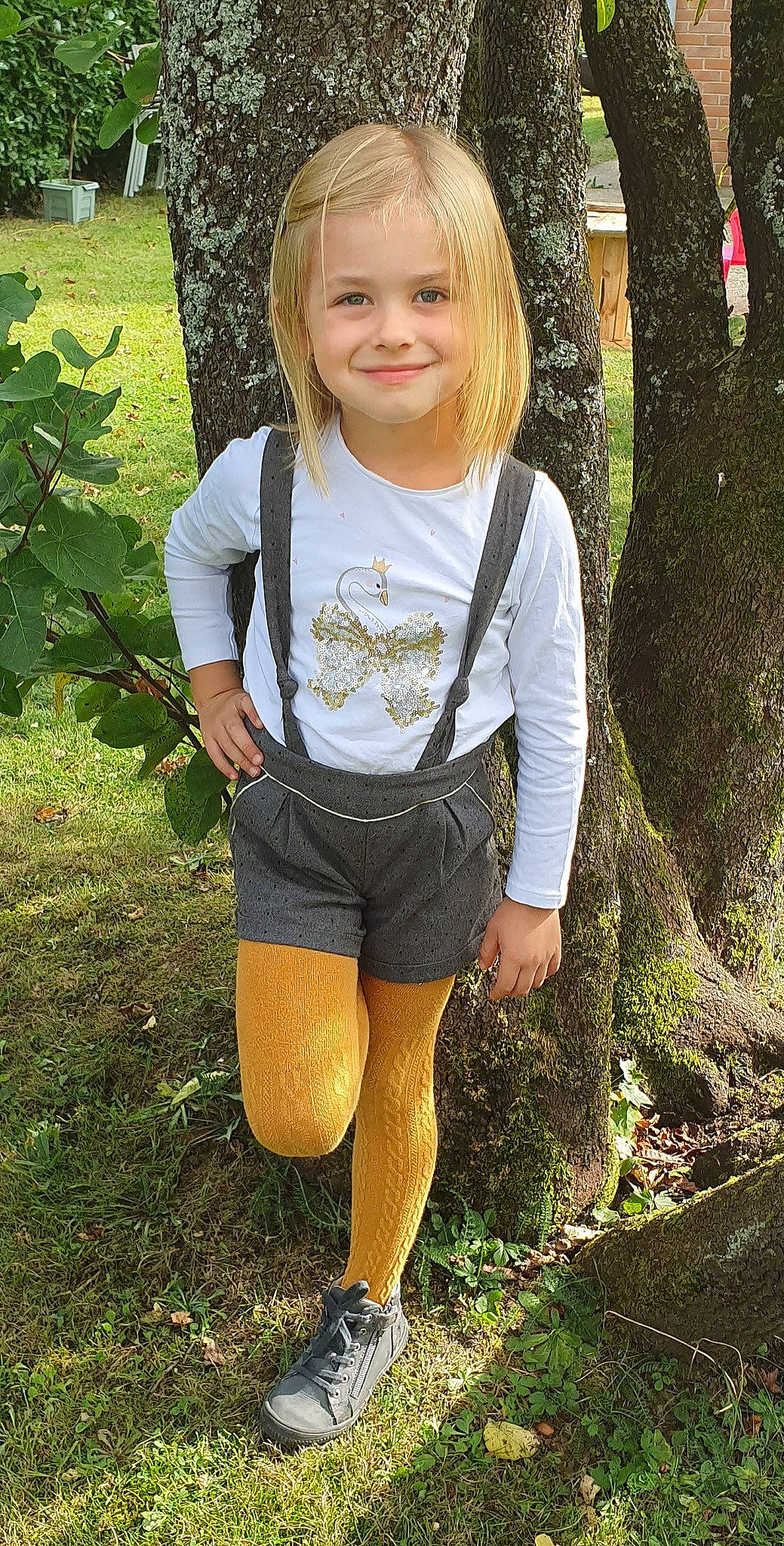 Norah a rejoint le concours — aidez-le/la à gagner de superbes lots ! blond, child, child_model, clothing, denim, footwear, jeans, joy, long_hair, pattern, person, photography, plant, shoe, shorts, sleeve, smile, summer, t_shirt, top