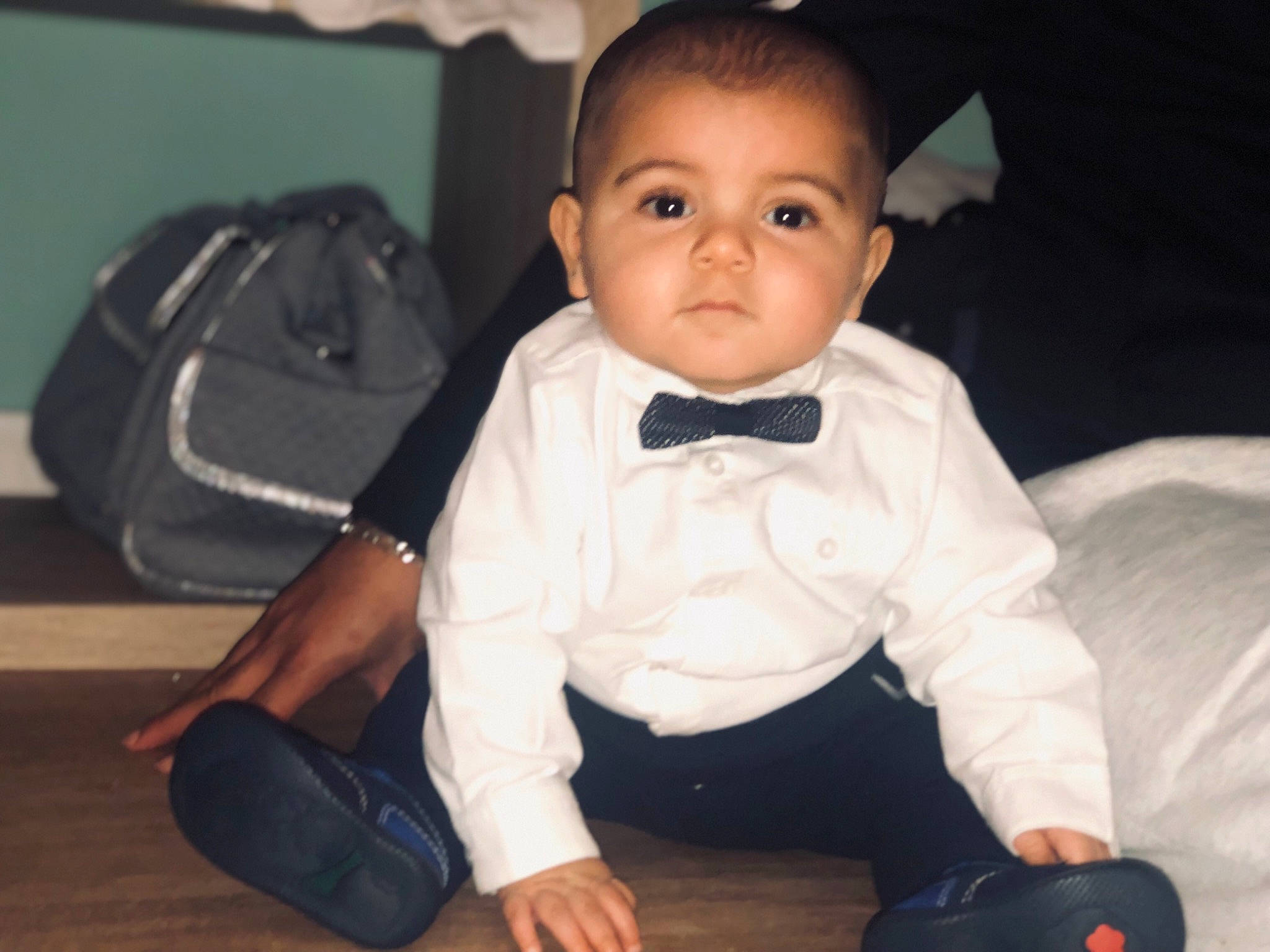 Arsène a rejoint le concours — aidez-le/la à gagner de superbes lots ! boy, child, cool, infant, person, product, sitting, smile, toddler