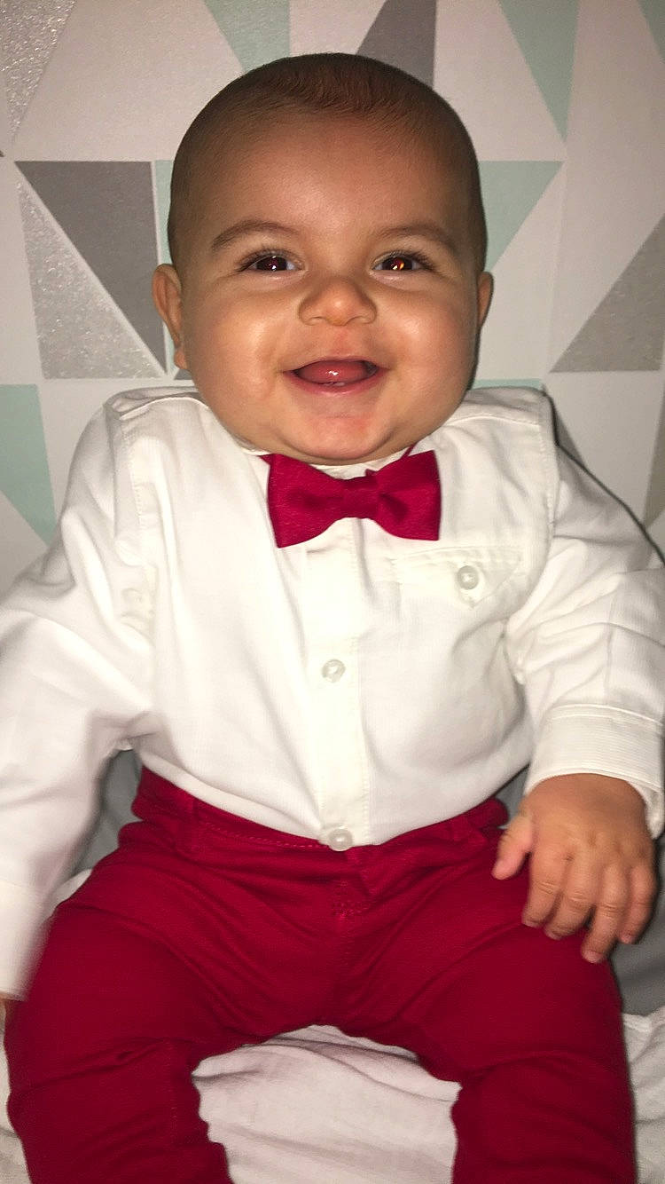 Arsène participe au concours pour gagner de l'argent avec cette photo : boy, cheek, child, cool, day, facial_expression, fun, girl, infant, outerwear, person, pink, product, red, sitting, skin, smile, standing, toddler, white