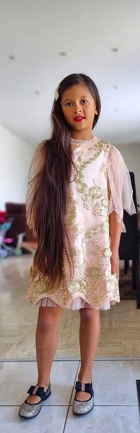 Tahina participe au concours pour gagner de l'argent avec cette photo : beauty, day_dress, dress, embellishment, event, eyelash, eyewear, fashion, fashion_design, fashion_model, formal_wear, lip, long_hair, neck, pattern, person, pink, sleeve, thigh, waist