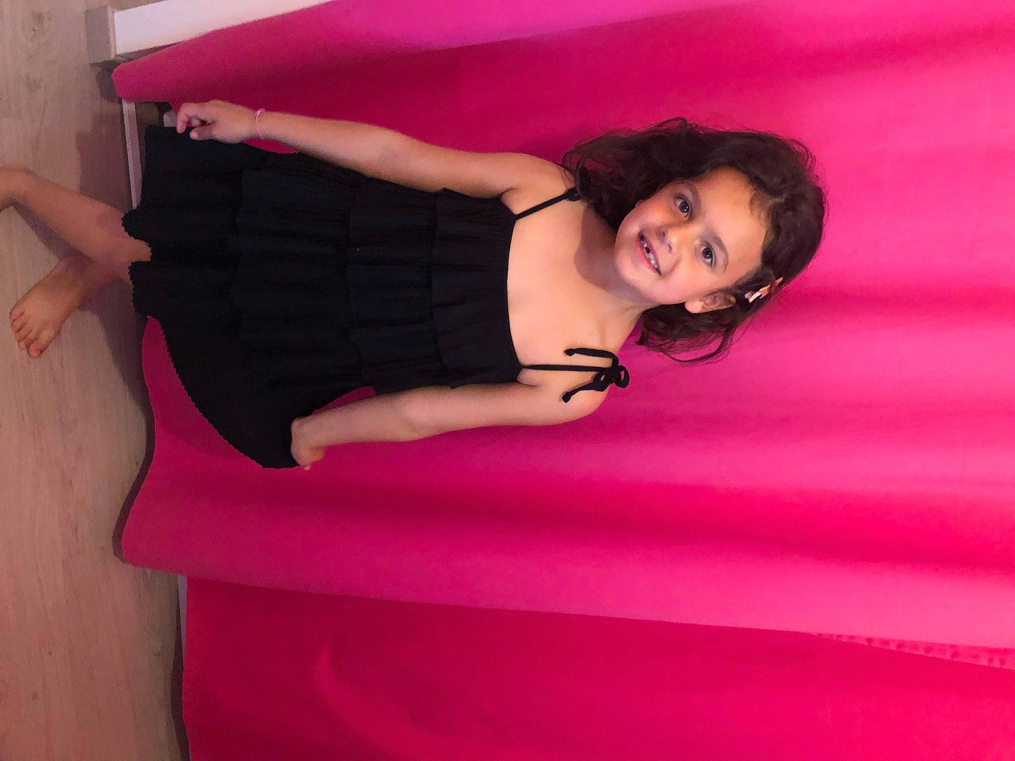 Lorena a rejoint le concours — aidez-le/la à gagner de superbes lots ! black_hair, comfort, dress, elbow, eye, flash_photography, hair, head, joint, joy, knee, leg, lipstick, magenta, neck, person, pink, purple, red, smile
