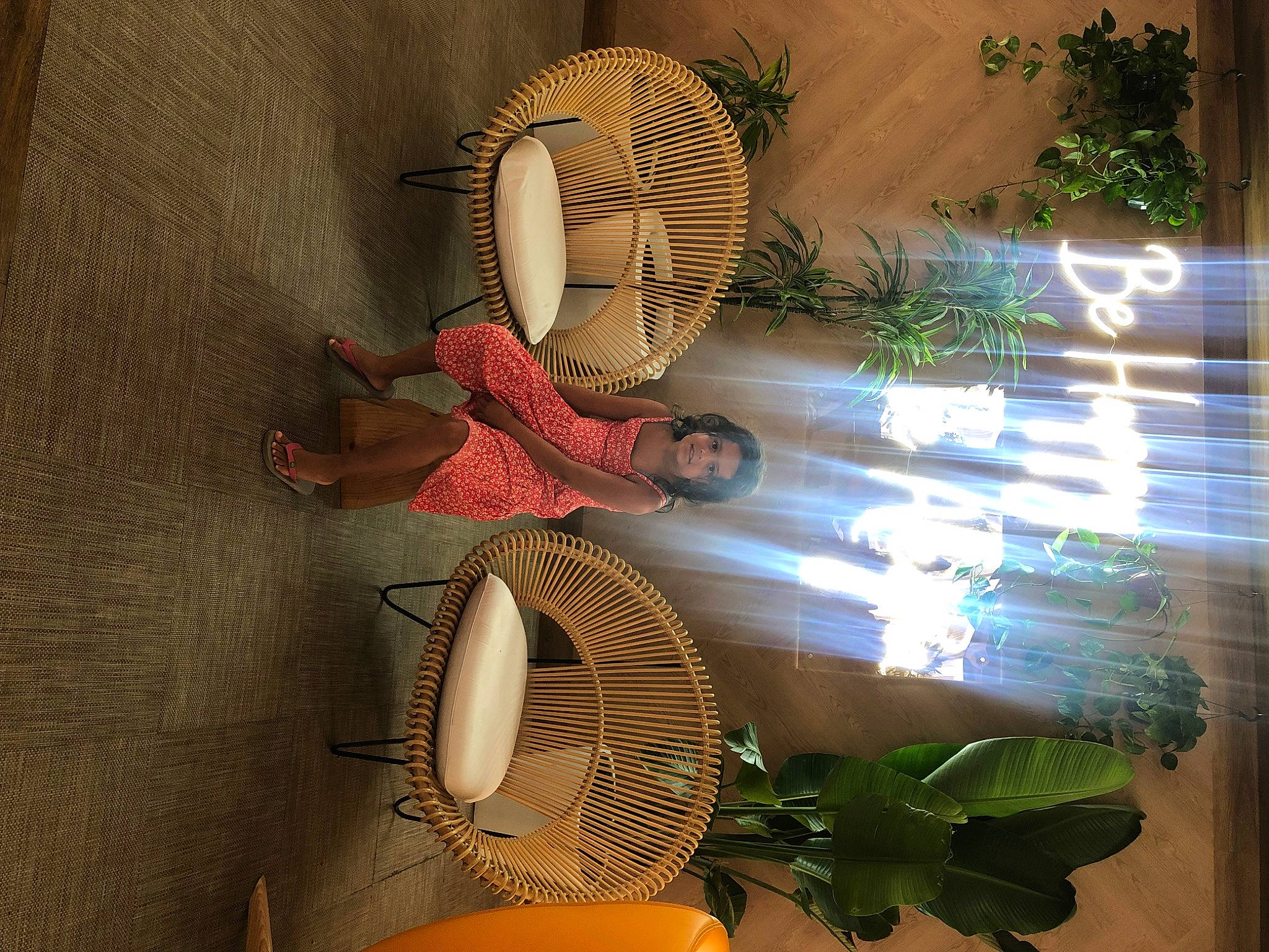 Lorena a rejoint le concours — aidez-le/la à gagner de superbes lots ! art, chair, event, fashion_accessory, floral_design, hat, houseplant, illustration, interior_design, mechanical_fan, metal, organism, person, plant, room, still_life_photography, sun_hat, textile, wall, window