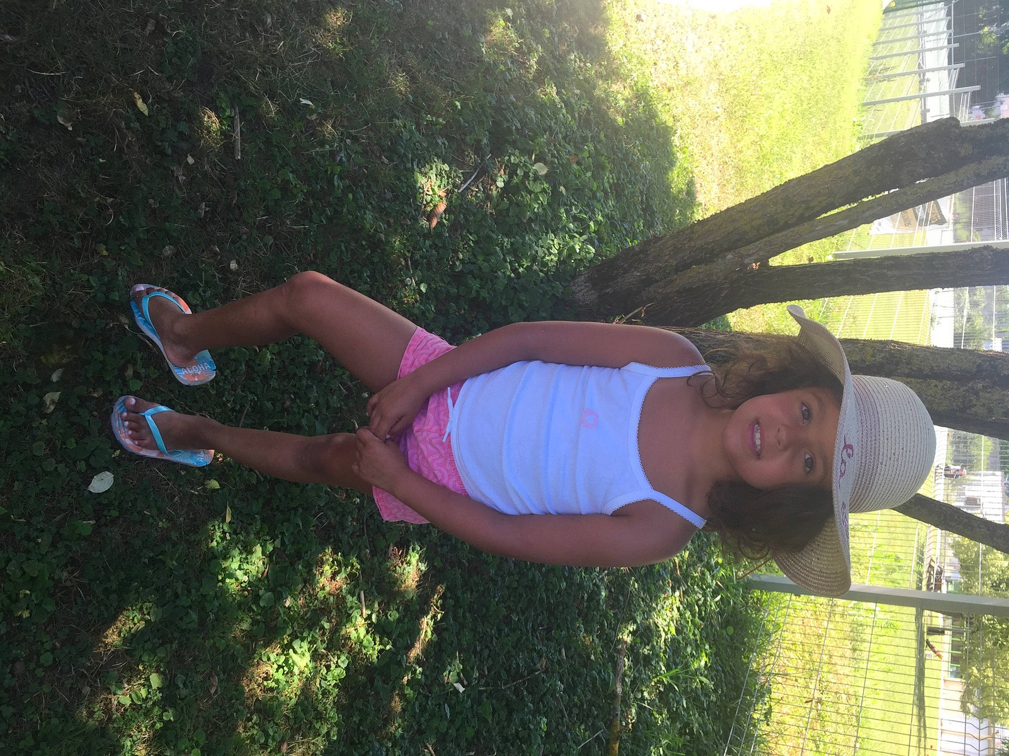 Lorena participe au concours pour gagner de l'argent avec cette photo : chest, elbow, electric_blue, fun, grass, happy, hat, headwear, human_leg, knee, landscape, leisure, magenta, people_in_nature, person, physical_fitness, plant, sportswear, thigh, tree