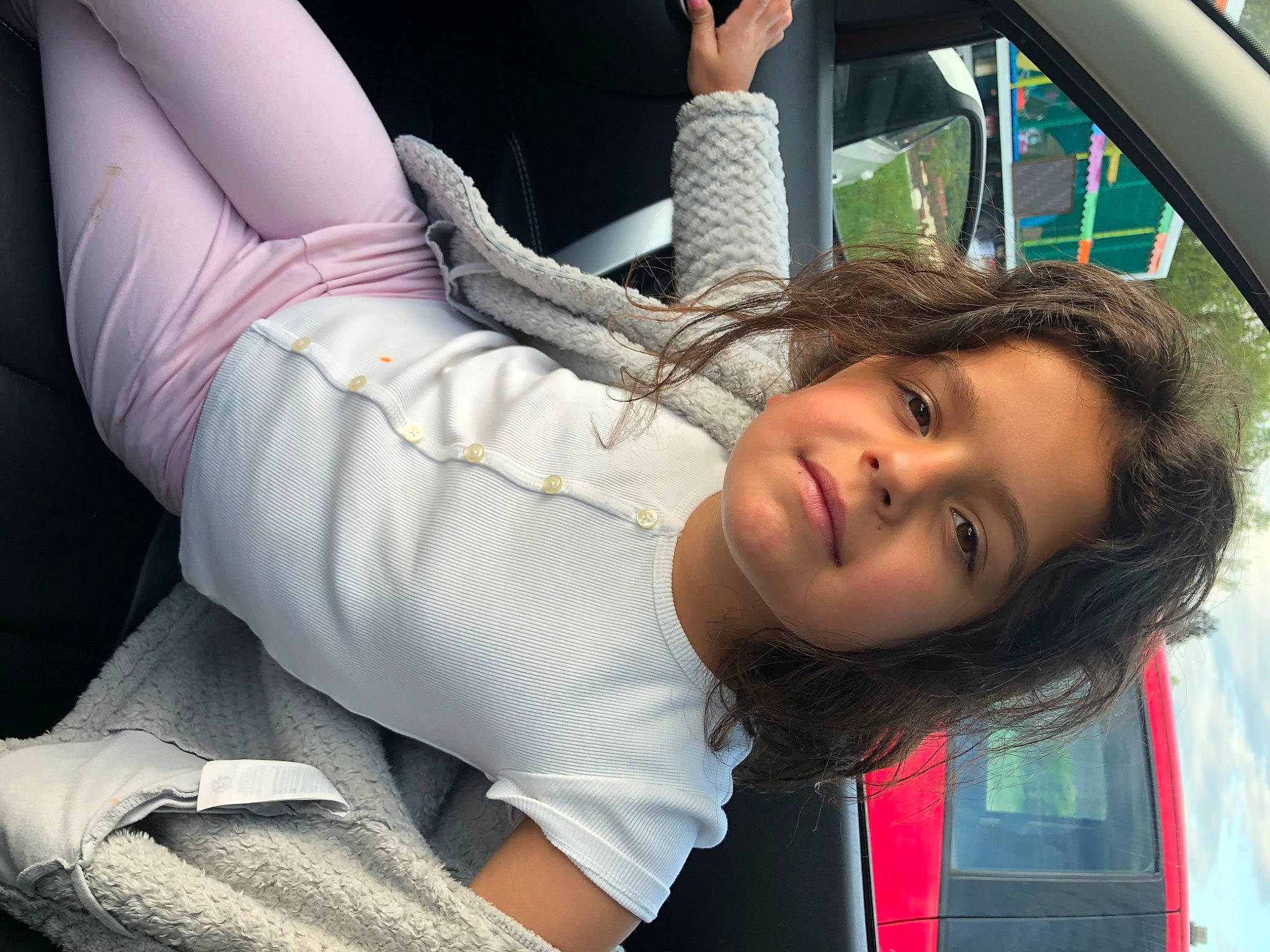 Lorena a rejoint le concours — aidez-le/la à gagner de superbes lots ! auto_part, automotive_design, black_hair, car_seat, child, comfort, cool, elbow, eyelash, gesture, happy, human_leg, long_hair, motor_vehicle, mouth, person, skin, smile, tree, vehicle_door