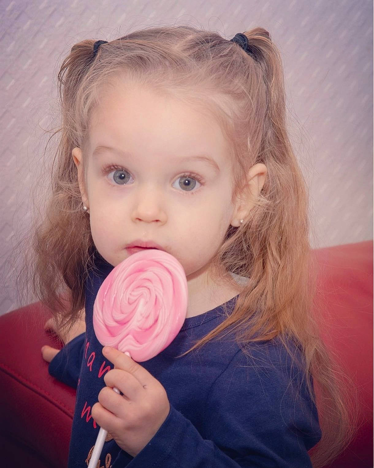 Ellie participe au concours pour gagner de l'argent avec cette photo : baby_toddler_clothing, blond, cheek, child, eye, eyelash, food, fun, hand, happy, lip, lollipop, magenta, nose, person, pink, skin, smile, surprise, sweetness