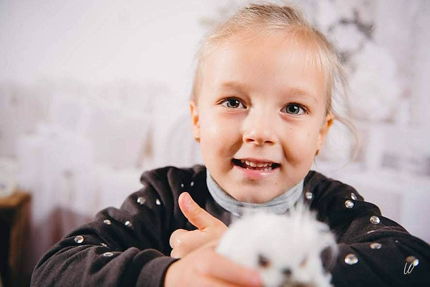 Clelya participe au concours pour gagner de l'argent avec cette photo : baby, cheek, child, companion_dog, eye, flash_photography, fun, fur, gesture, happy, joy, outerwear, person, portrait_photography, sitting, skin, smile, toddler, toy, toy_dog