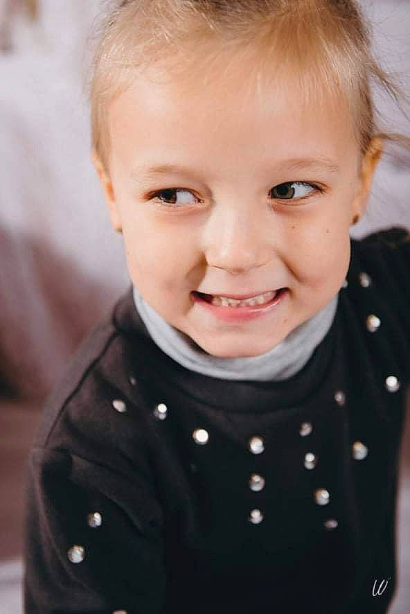 Clelya a rejoint le concours — aidez-le/la à gagner de superbes lots ! baby_toddler_clothing, cheek, chin, collar, eye, eyebrow, eyelash, face, flash_photography, hair, happy, head, human_body, iris, joy, lip, neck, nose, person, skin