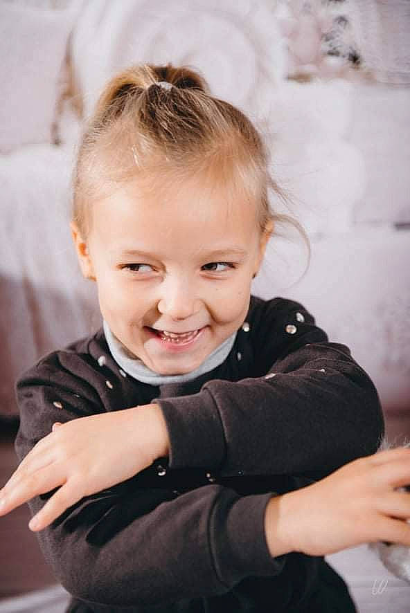 Clelya a rejoint le concours — aidez-le/la à gagner de superbes lots ! arm, blond, cheek, child, eye, eyebrow, flash_photography, fun, gesture, hair, hand, happy, head, iris, joy, outerwear, person, skin, sleeve, smile