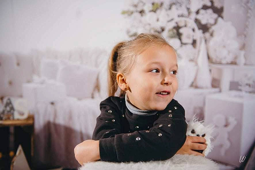 Clelya participe au concours pour gagner de l'argent avec cette photo : audio_equipment, chair, child, event, face, flash_photography, fun, fur, happy, laugh, person, portrait, portrait_photography, room, sitting, smile, table, toddler, white, winter