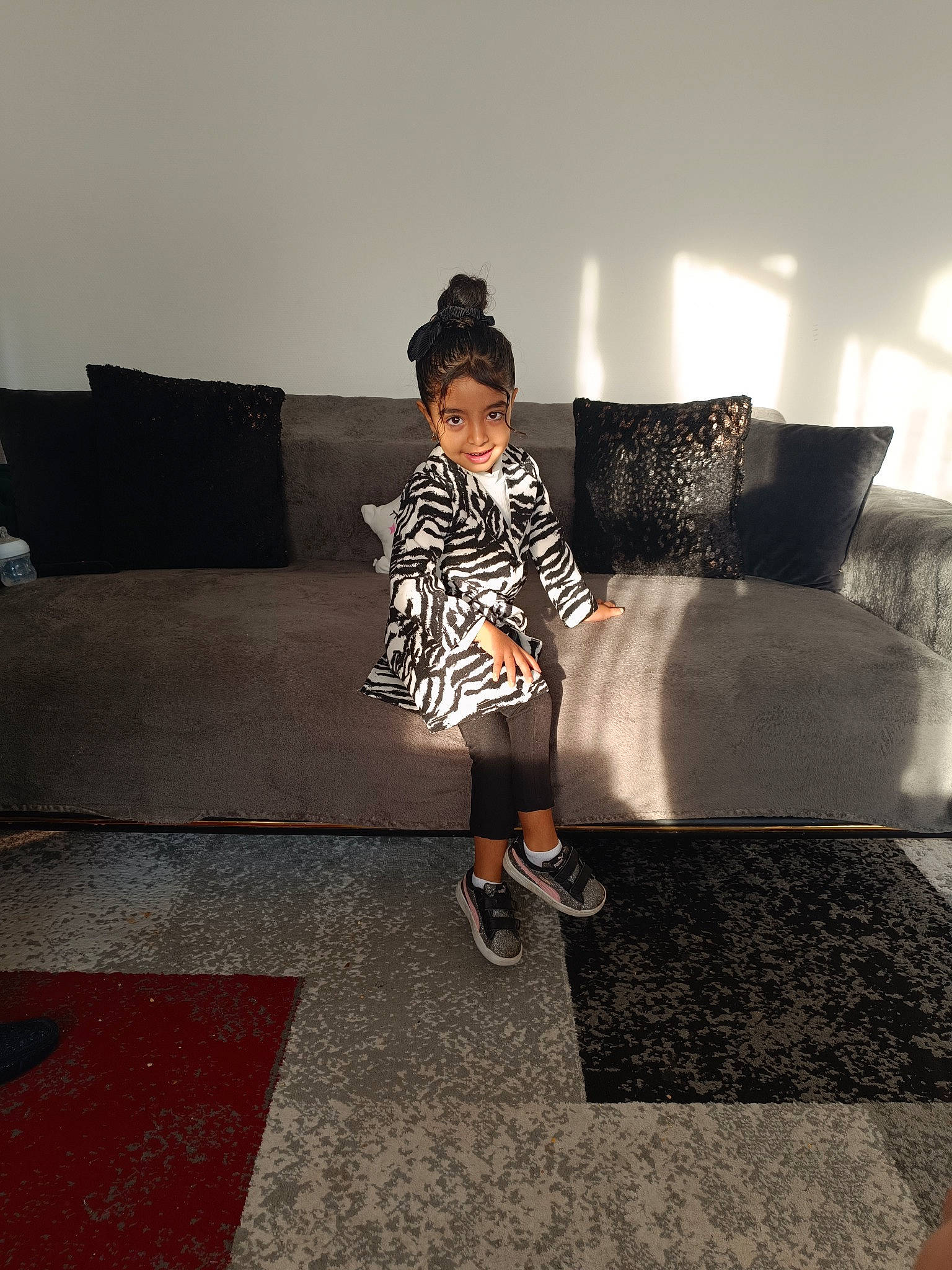 Hayat participe au concours pour gagner de l'argent avec cette photo : automotive_design, dress, fashion_accessory, fashion_design, flash_photography, floor, flooring, formal_wear, fun, grey, hat, human_leg, joy, pattern, person, room, shadow, sitting, sleeve, sun_hat