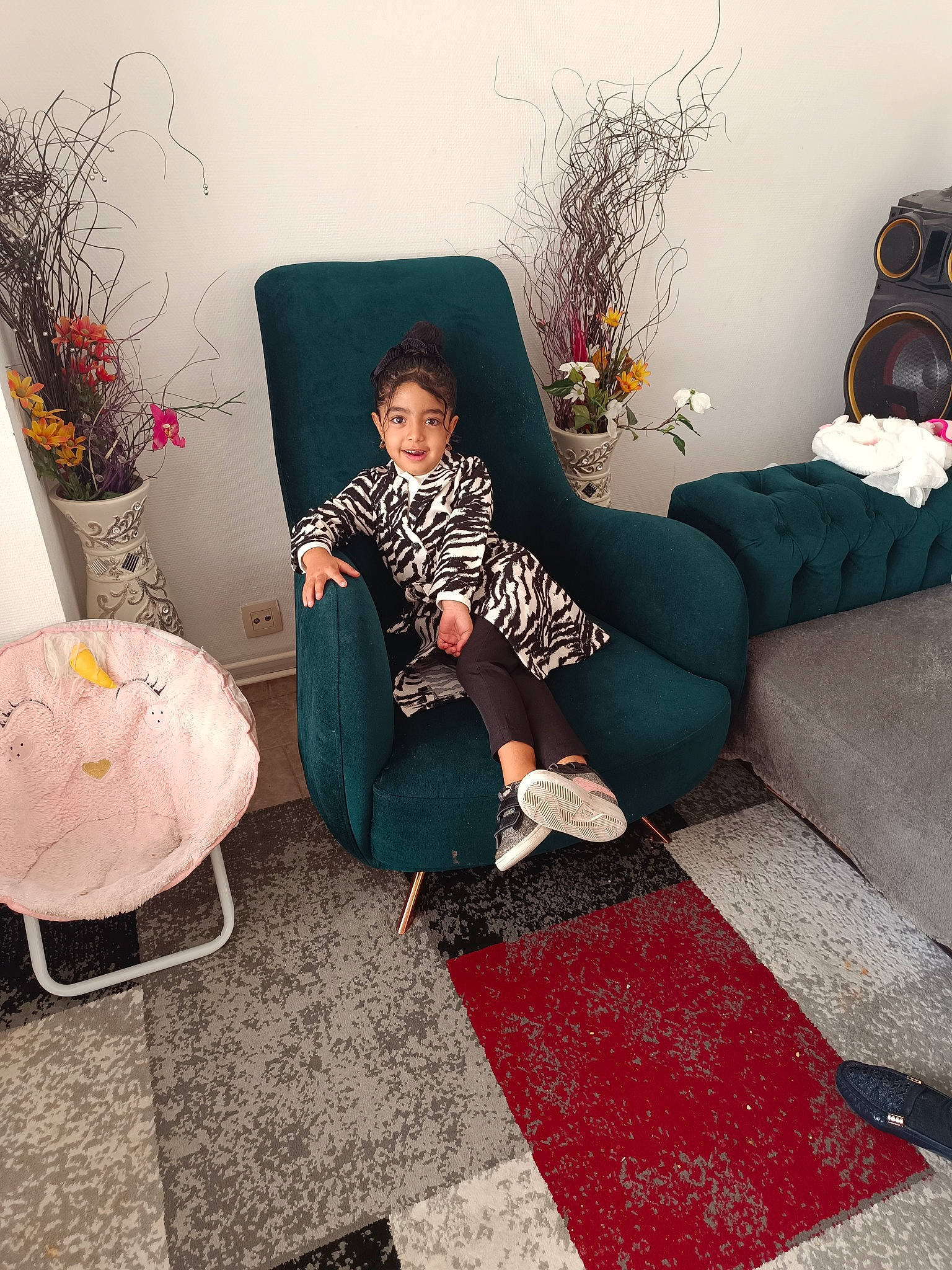 Hayat a rejoint le concours — aidez-le/la à gagner de superbes lots ! comfort, floor, flooring, flower, fun, hardwood, human_leg, interior_design, joy, knee, leg, leisure, living_room, magenta, pattern, person, plant, room, sitting, textile