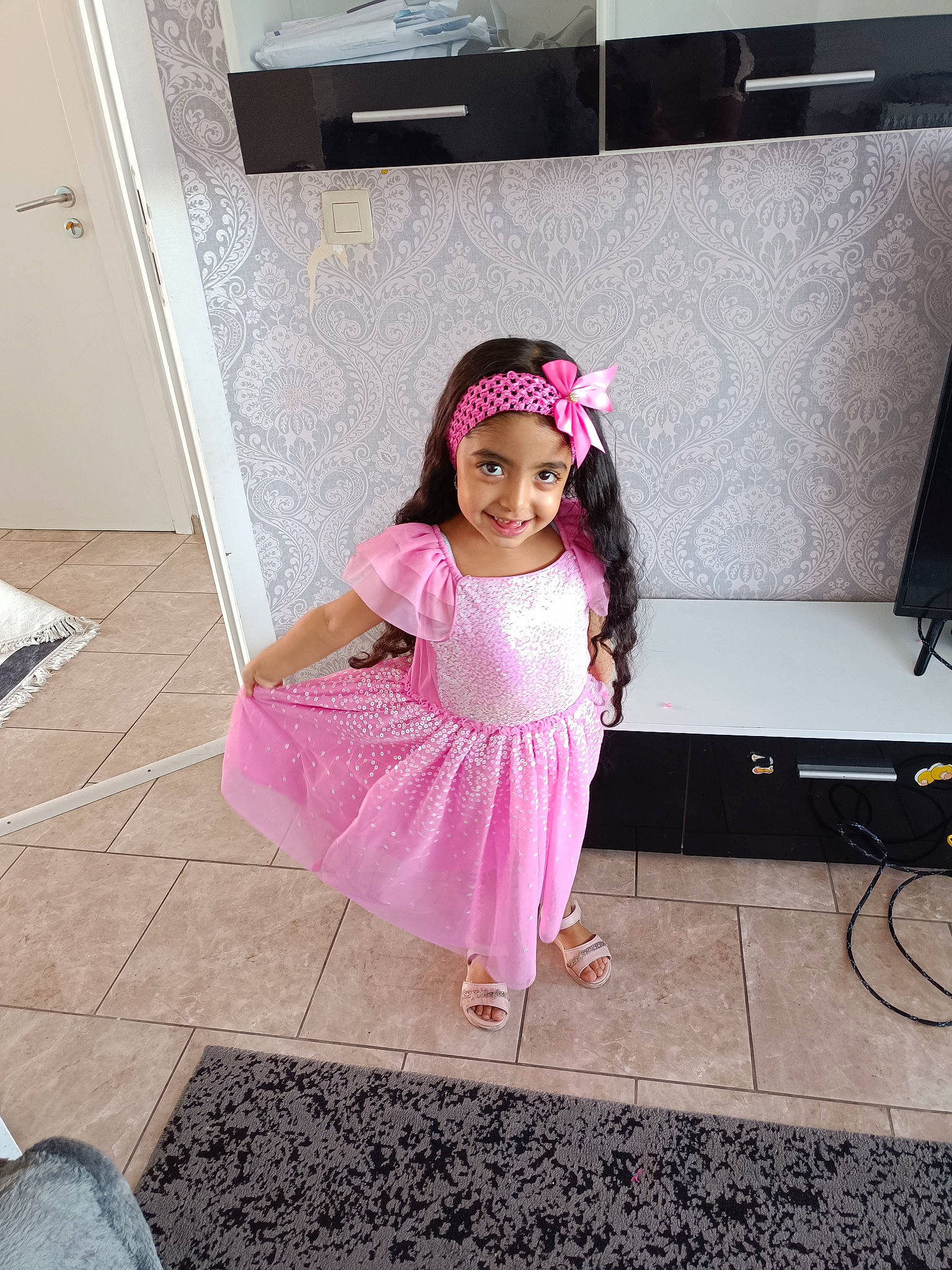 Hayat participe au concours pour gagner de l'argent avec cette photo : baby, baby_toddler_clothing, child, face, fashion_design, floor, flooring, fun, head, headwear, joy, magenta, pattern, person, pink, purple, room, sitting, sleeve, smile