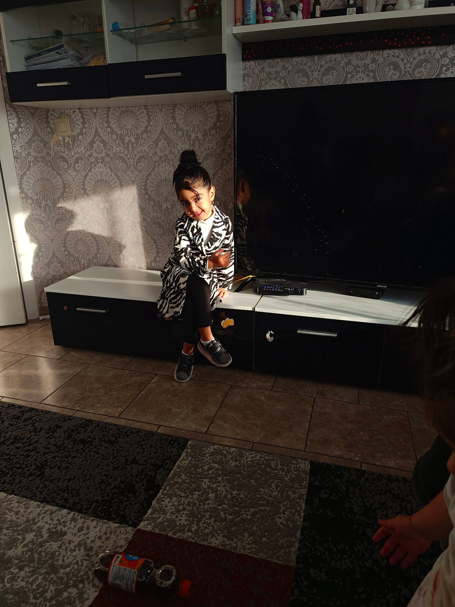 Hayat a rejoint le concours — aidez-le/la à gagner de superbes lots ! asphalt, automotive_design, darkness, entertainment, flash_photography, floor, flooring, fun, line, person, recreation, road, road_surface, room, shadow, sidewalk, sitting, standing, street, tints_and_shades