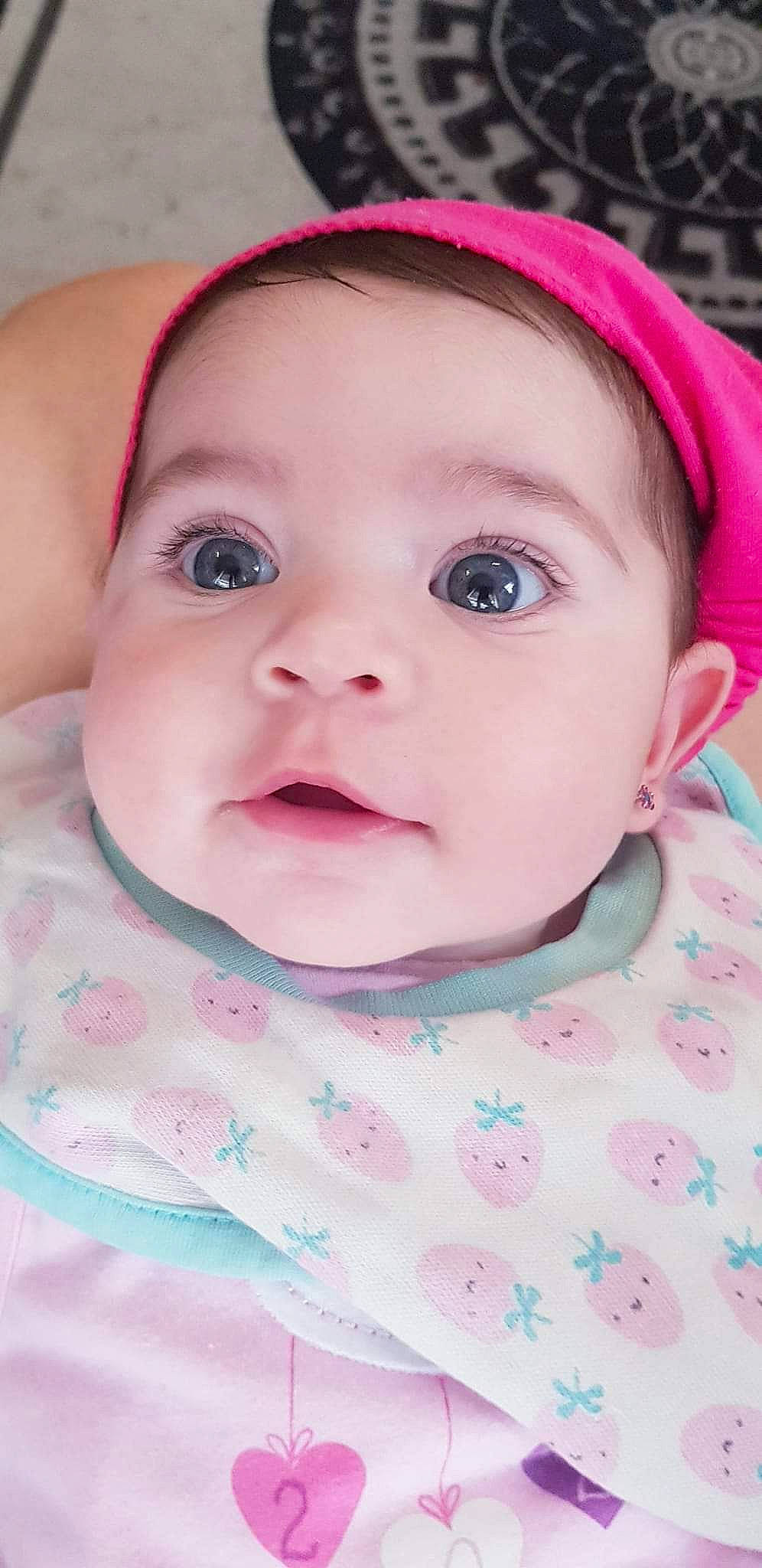 Hilal a rejoint le concours — aidez-le/la à gagner de superbes lots ! baby, baby_toddler_clothing, cap, cheek, child, close_up, eyebrow, eyelash, fashion_accessory, happy, iris, lip, nose, pattern, person, pink, portrait_photography, skin, sleeve, textile