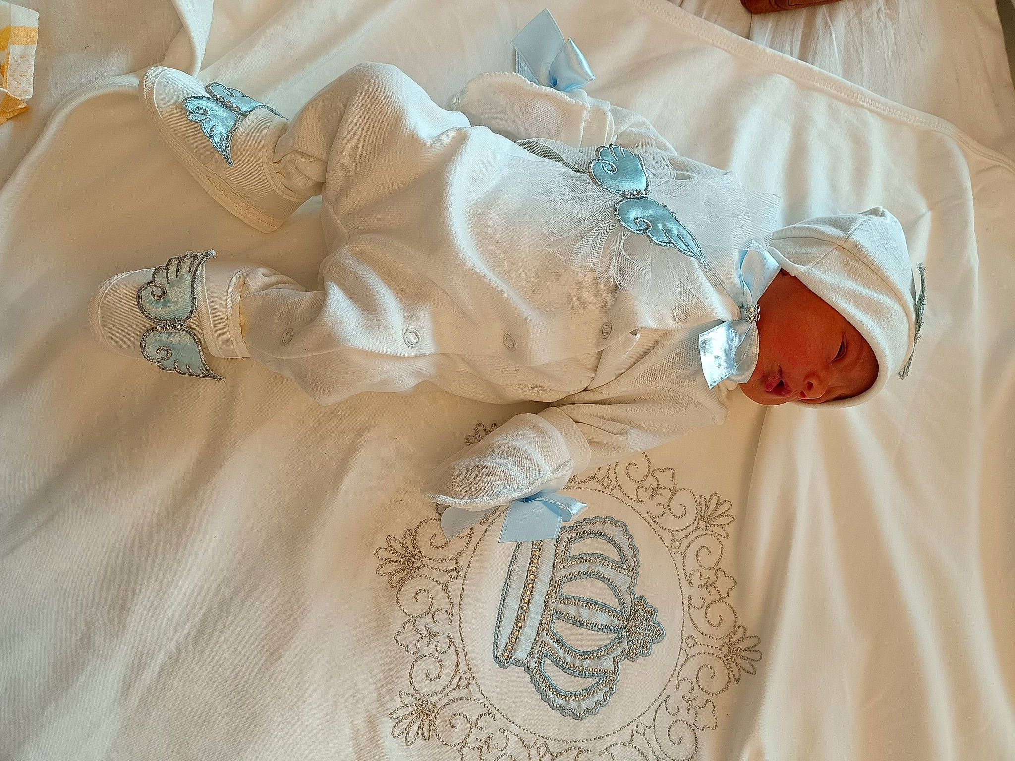 Asan a rejoint le concours — aidez-le/la à gagner de superbes lots ! baby_toddler_clothing, bedding, child, collar, dress_shirt, fashion_accessory, font, hat, headwear, linens, pattern, peach, person, product, room, sleeve, t_shirt, textile, tie, uniform