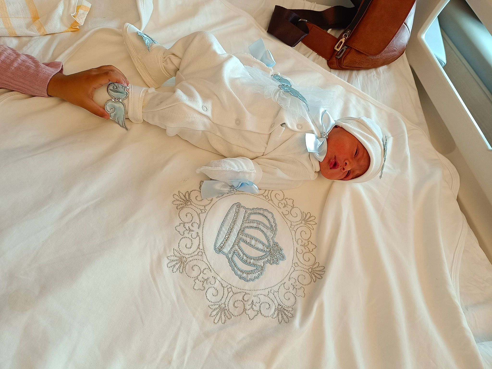 Asan participe au concours pour gagner de l'argent avec cette photo : baby, baby_toddler_clothing, child, comfort, event, fashion_accessory, fashion_design, font, headwear, human_leg, jewellery, linens, nail, pattern, peach, person, room, sleeve, t_shirt, textile