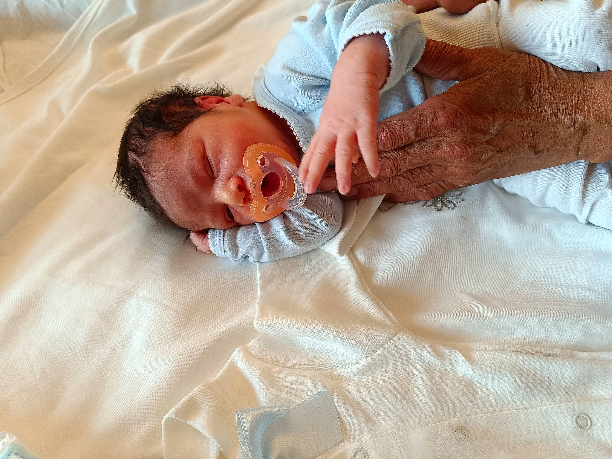 Asan a rejoint le concours — aidez-le/la à gagner de superbes lots ! baby, baby_sleeping, bed, bedding, child, comfort, elbow, event, eye, finger, flesh, gesture, hand, human_body, linens, nail, person, room, thumb, wood