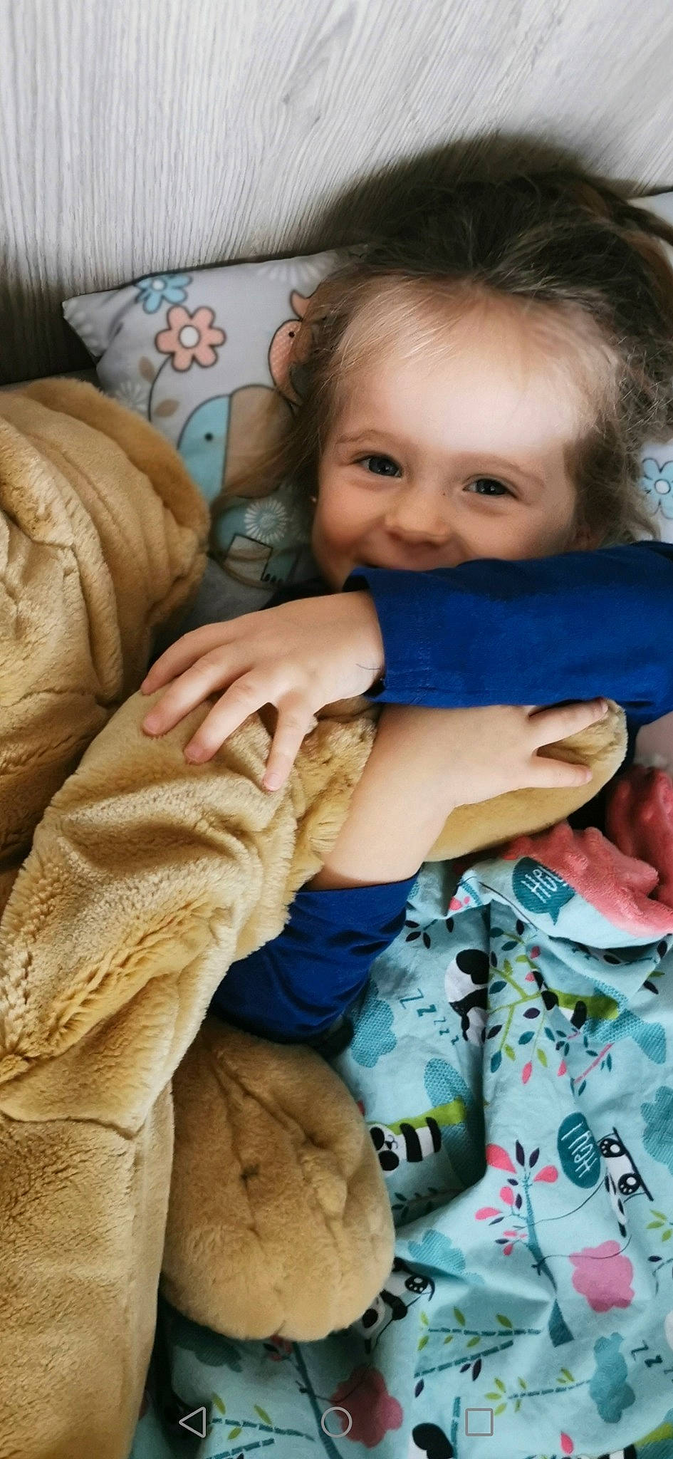 Roxane participe au concours pour gagner de l'argent avec cette photo : cheek, comfort, eye, face, finger, gesture, hair, happy, head, human, iris, joy, lip, mouth, nose, person, skin, sleeve, smile, textile