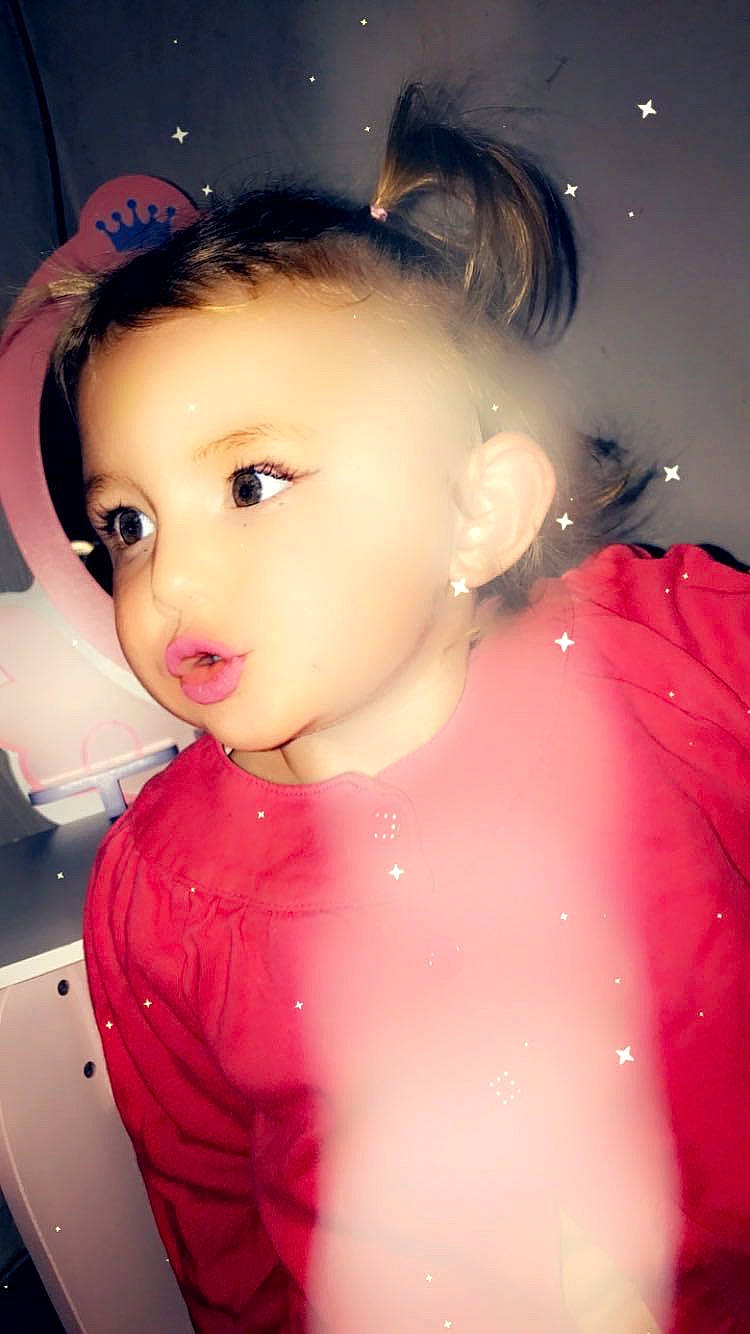 Genëssie a rejoint le concours — aidez-le/la à gagner de superbes lots ! beauty, black_hair, cheek, ear, eye, eyebrow, eyelash, flash_photography, forehead, hair, happy, headgear, iris, lip, magenta, nose, person, pink, skin, standing