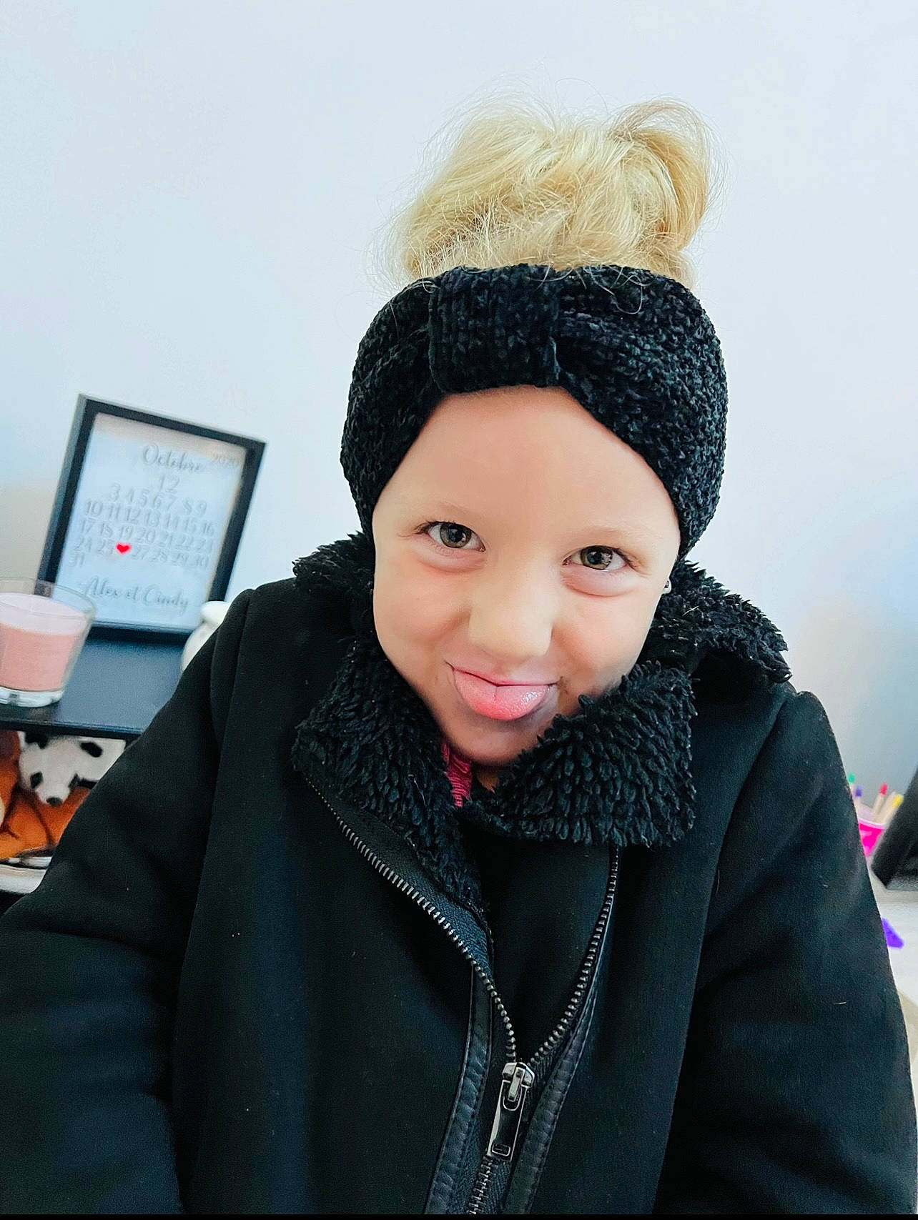 Youna a rejoint le concours — aidez-le/la à gagner de superbes lots ! beanie, cap, child, computer_keyboard, electric_blue, fashion_accessory, fashion_design, flash_photography, fun, fur, happy, hat, headgear, headwear, jewellery, joy, knit_cap, person, smile, travel