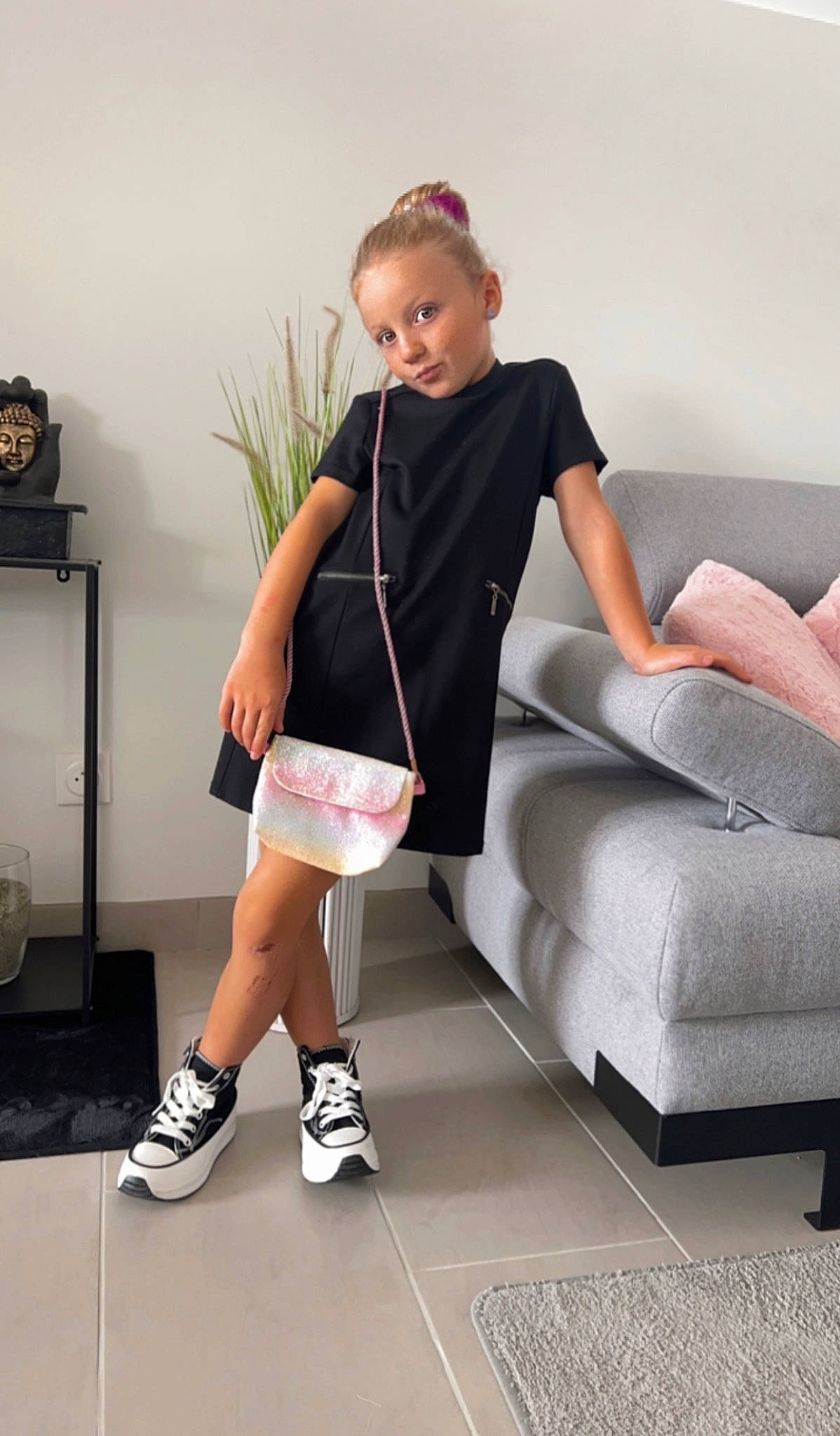 Youna a rejoint le concours — aidez-le/la à gagner de superbes lots ! comfort, couch, eyewear, fashion_design, flooring, human_leg, joint, knee, leg, magenta, neck, person, shoe, shorts, shoulder, sleeve, sock, sportswear, studio_couch, thigh