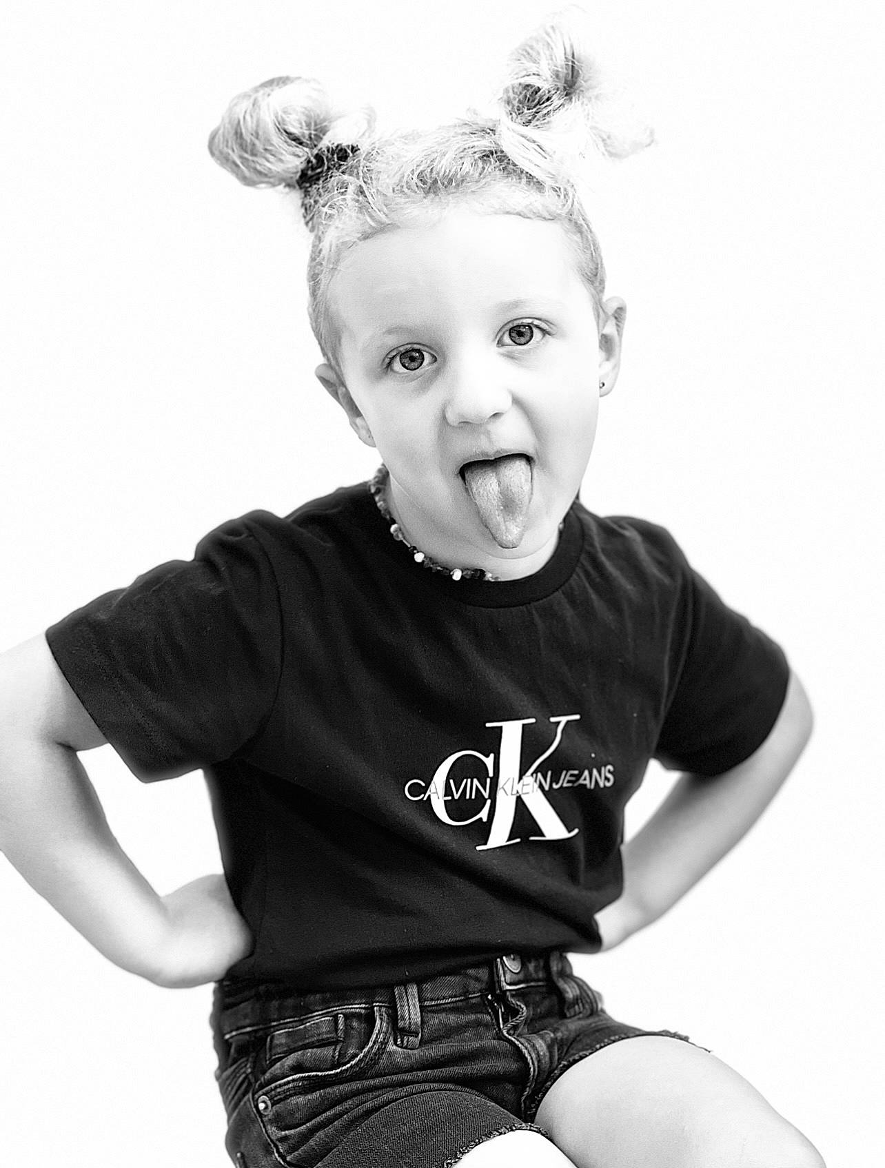 Youna a rejoint le concours — aidez-le/la à gagner de superbes lots ! arm, baby_toddler_clothing, black_and_white, clothing, cool, eye, face, flash_photography, gesture, happy, head, human_body, neck, person, photograph, sleeve, smile, standing, style, toddler