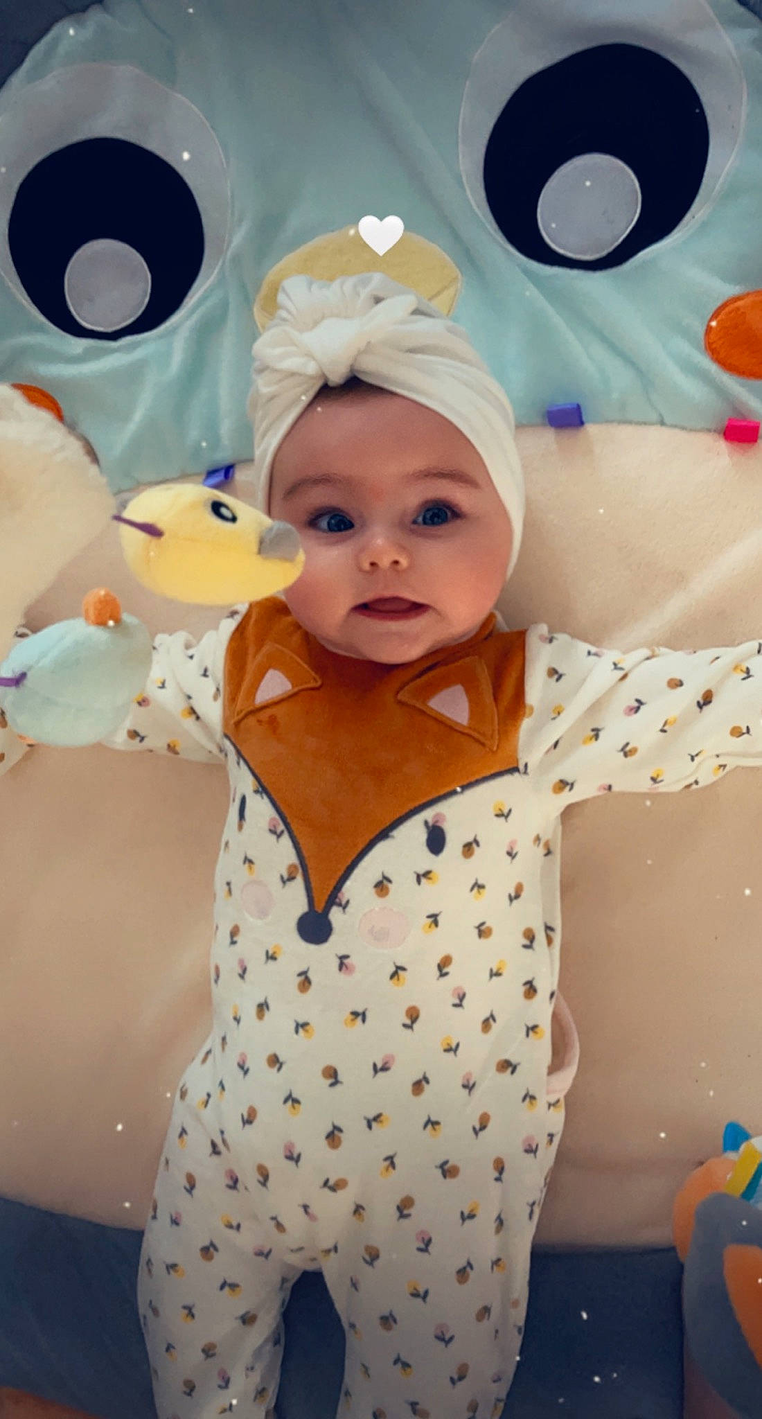 Lana a rejoint le concours — aidez-le/la à gagner de superbes lots ! baby, baby_products, baby_toddler_clothing, blue, bow_tie, cap, child, fun, happy, headwear, pattern, person, pink, polka_dot, room, sleeve, textile, toddler, toy, white