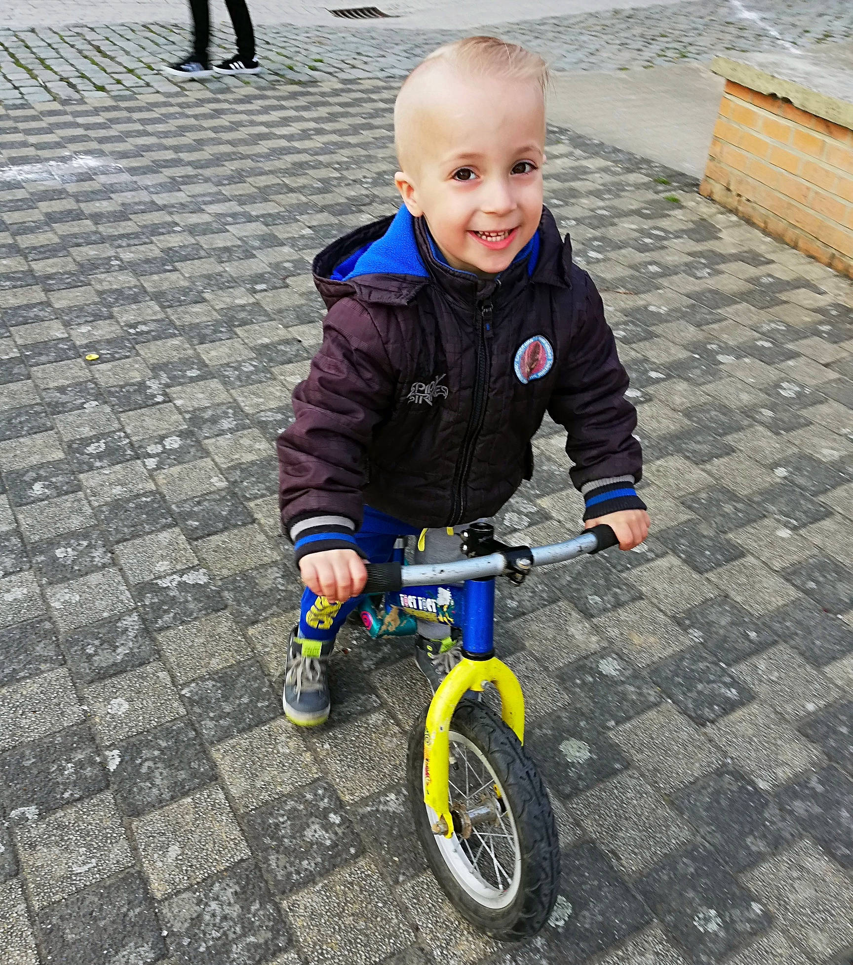 Edwyn a rejoint le concours — aidez-le/la à gagner de superbes lots ! auto_part, automotive_wheel_system, bicycle, bicycle_accessory, bicycle_wheel, child, cycling, joy, person, recreation, sports_equipment, toddler, tricycle, vehicle, wheel