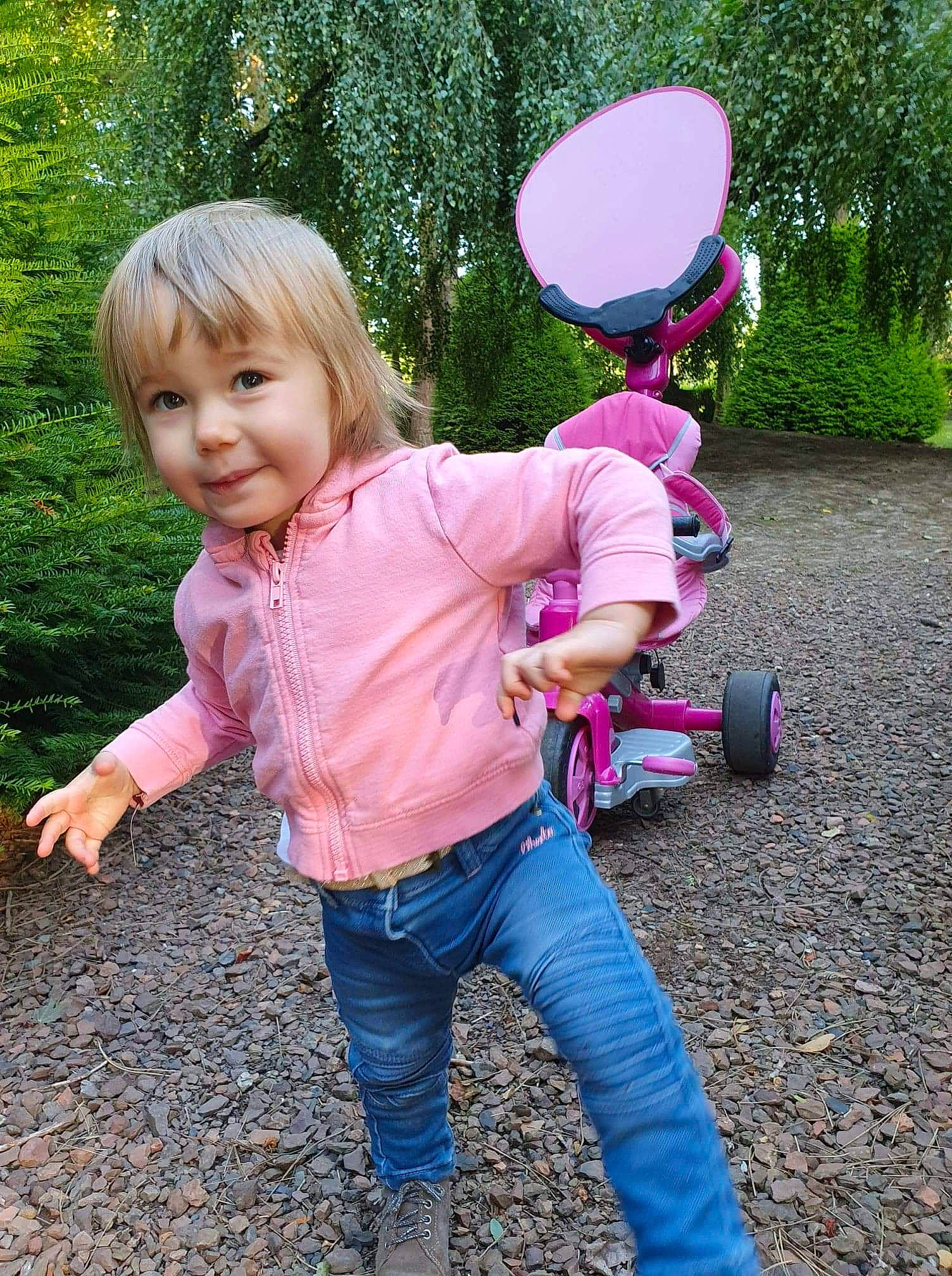 Helena a rejoint le concours — aidez-le/la à gagner de superbes lots ! baby_toddler_clothing, child, eye, fawn, fun, grass, happy, helmet, human_body, joy, leisure, magenta, people_in_nature, person, pink, plant, recreation, shoe, smile, sneakers