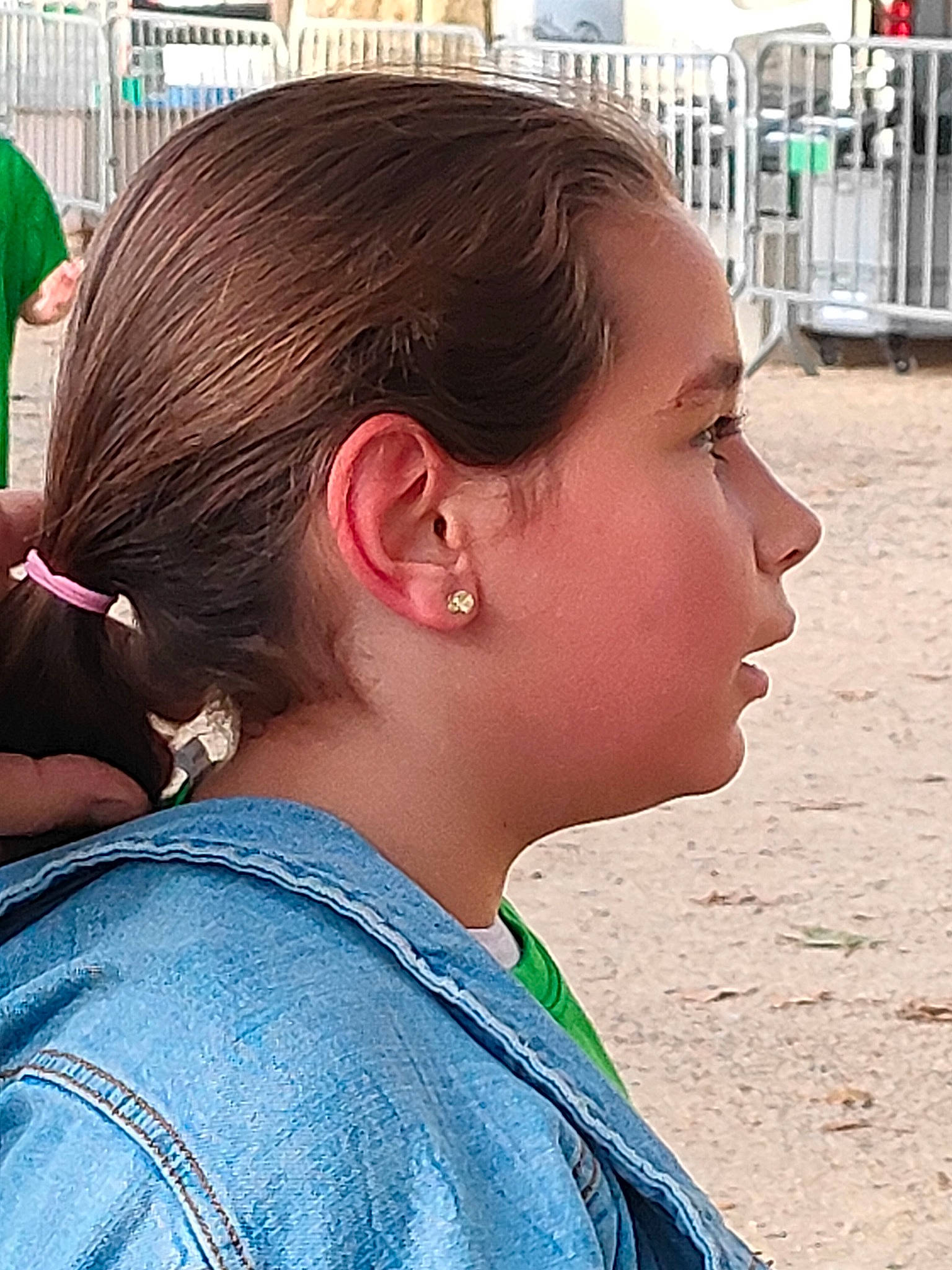 Ludivine a rejoint le concours — aidez-le/la à gagner de superbes lots ! bun, chignon, child, chin, cool, ear, earrings, electric_blue, eyelash, eyewear, fashion_accessory, forehead, fun, green, hair_coloring, happy, jaw, neck, person, t_shirt