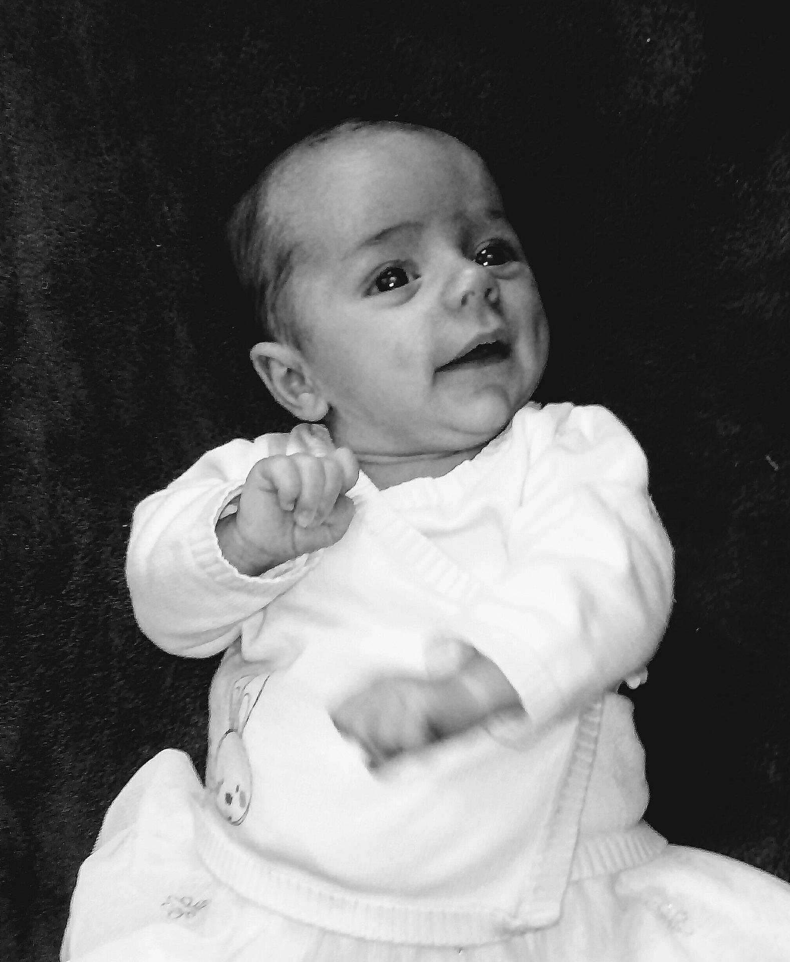 Lylou participe au concours pour gagner de l'argent avec cette photo : beauty, black, black_and_white, child, emotion, eye, face, girl, head, infant, monochrome_photography, nose, person, photograph, photography, portrait, skin, smile, standing, white