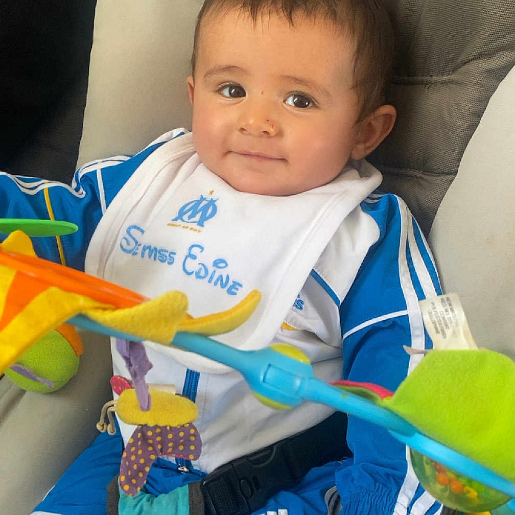 Shemss Edinn a rejoint le concours — aidez-le/la à gagner de superbes lots ! baby, bodypart, clothing, cushion, cutlery, face, finger, furniture, hand, head, homedecor, lifejacket, person, photography, portrait, spoon, t_shirt, transportation, vehicle, vest