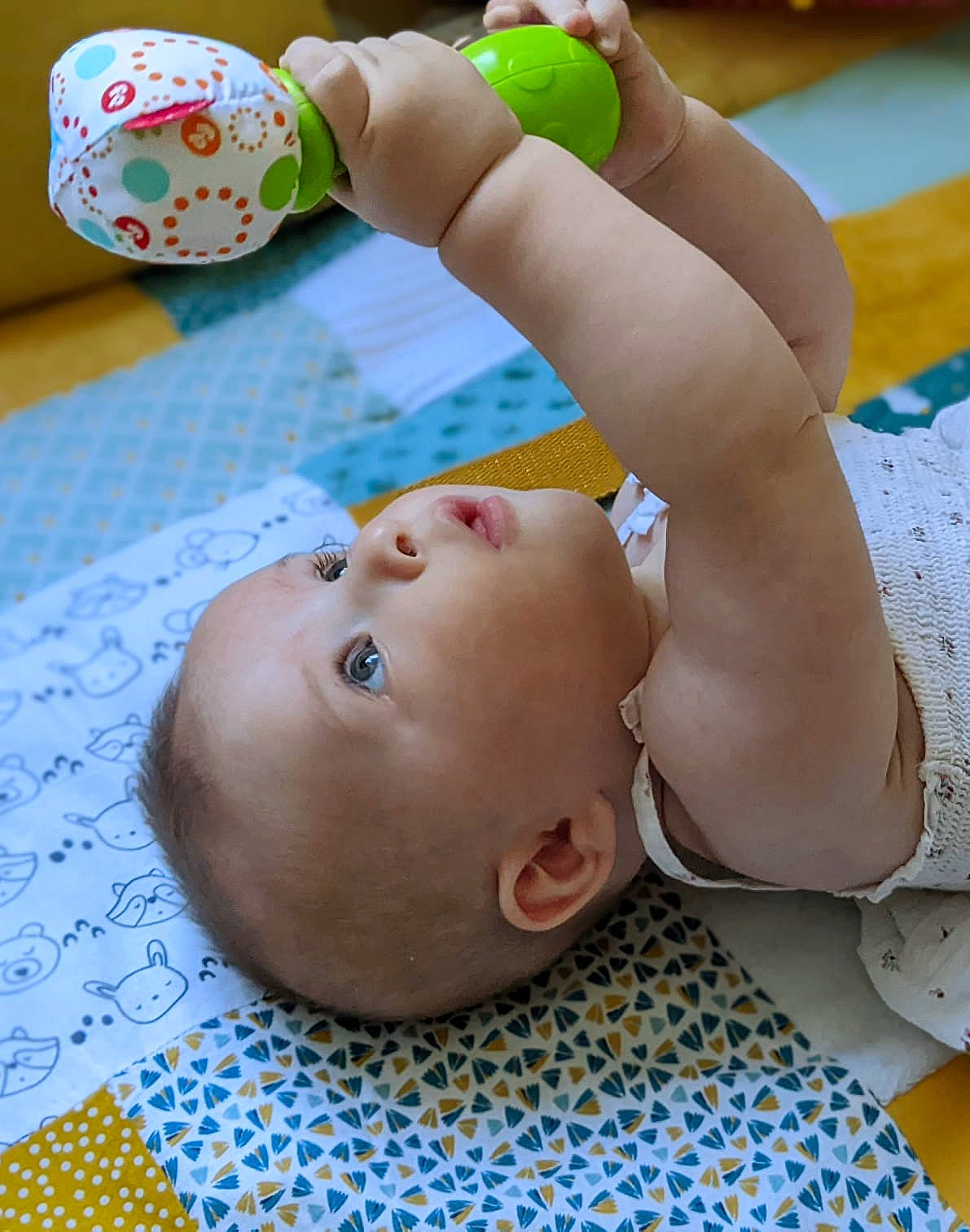 Eliza participe au concours pour gagner de l'argent avec cette photo : baby, baby_products, baby_toddler_clothing, bathing, blue, chest, child, comfort, elbow, finger, flooring, fun, happy, leisure, pattern, person, play, product, room, toddler