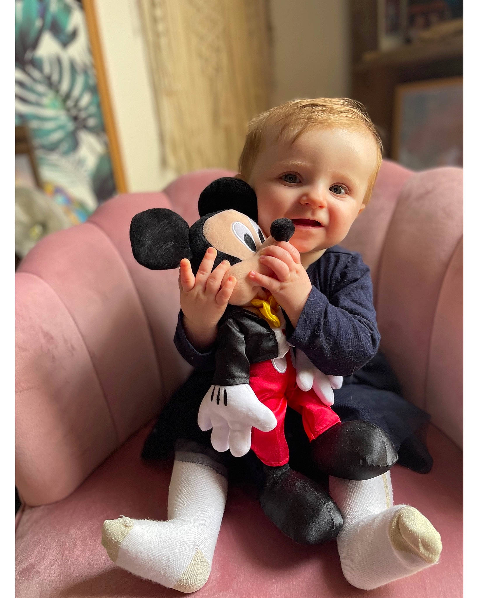 Maëlys participe au concours pour gagner de l'argent avec cette photo : arm, baby, baby_products, baby_toddler_clothing, baby_toys, cheek, child, comfort, fun, gesture, happy, joy, person, picture_frame, play, sitting, skin, smile, stuffed_toy, thumb