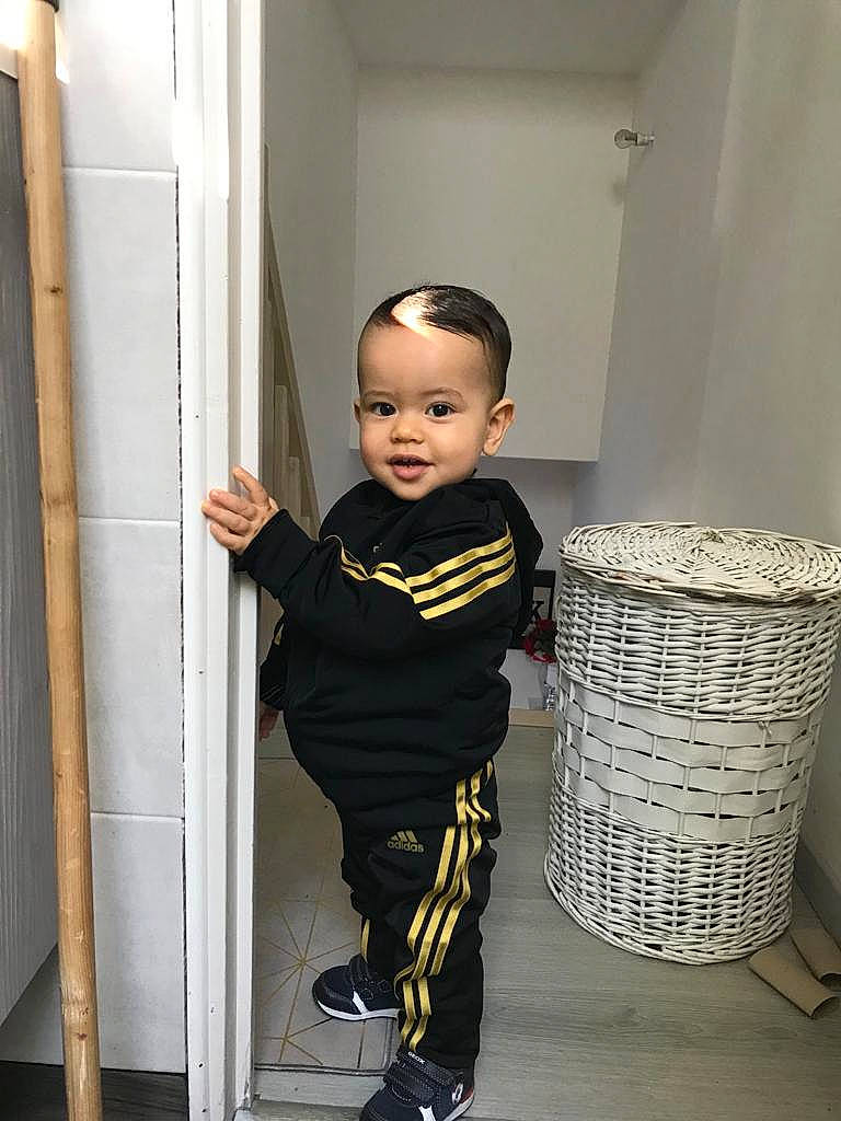 Dany a rejoint le concours — aidez-le/la à gagner de superbes lots ! baby, baby_toddler_clothing, basket, child, costume, door, fashion_design, flooring, fun, knee, laundry_basket, person, personal_protective_equipment, picnic_basket, room, sitting, storage_basket, sweatpant, toddler, wicker