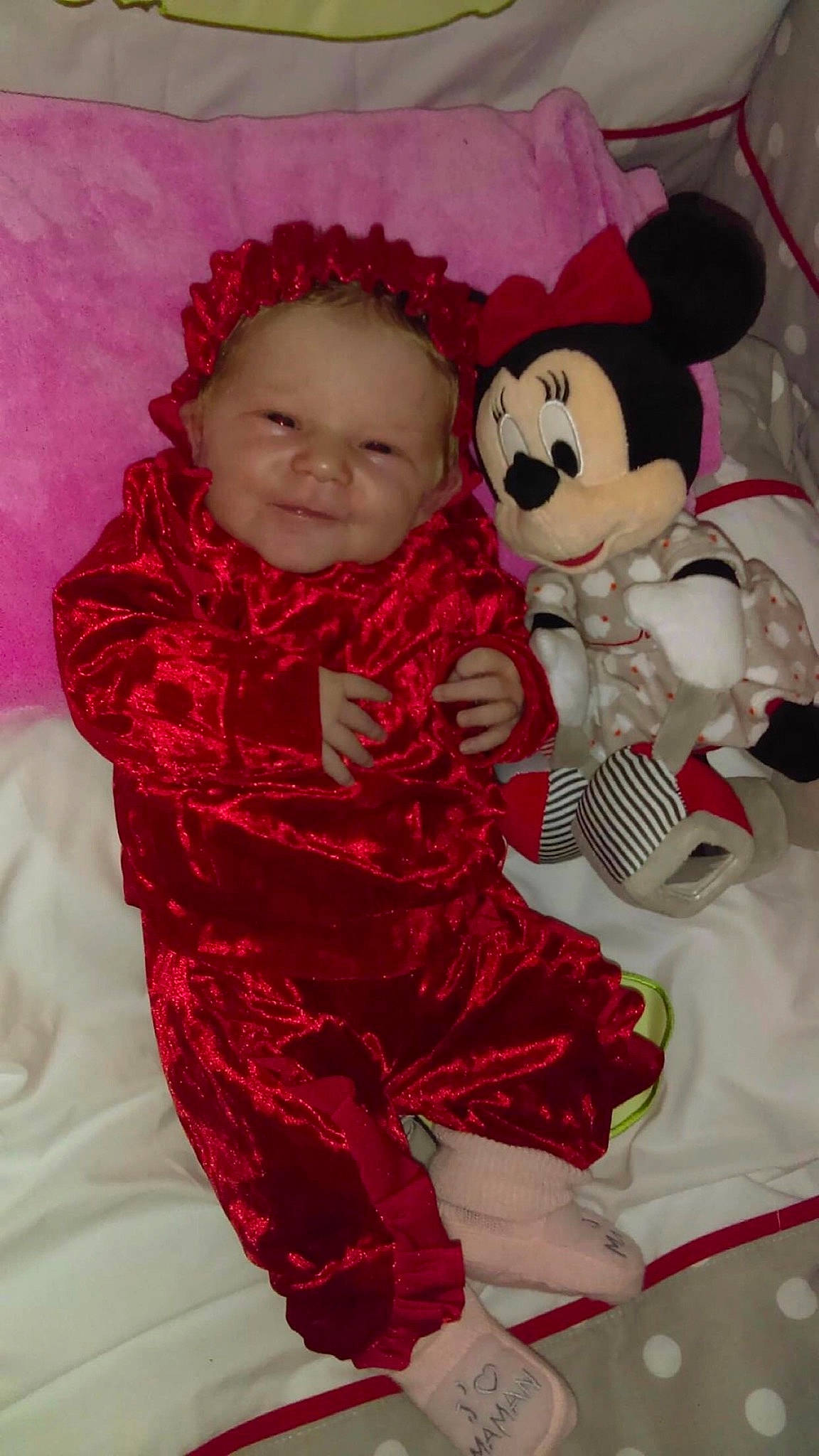 Leonie participe au concours pour gagner de l'argent avec cette photo : baby, baby_products, baby_toddler_clothing, child, event, fictional_character, fun, happy, head, joy, linens, magenta, person, pink, red, skin, sleeve, smile, stuffed_toy, textile