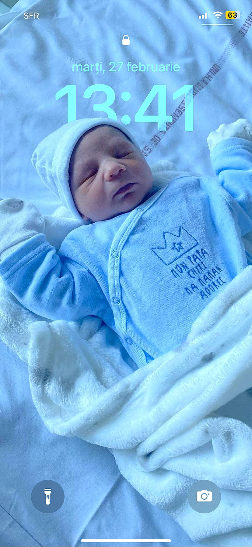 Elias participe au concours pour gagner de l'argent avec cette photo : baby, baby_sleeping, bedtime, blue, child, comfort, electric_blue, linens, nap, person, room, sleep, textile, toddler