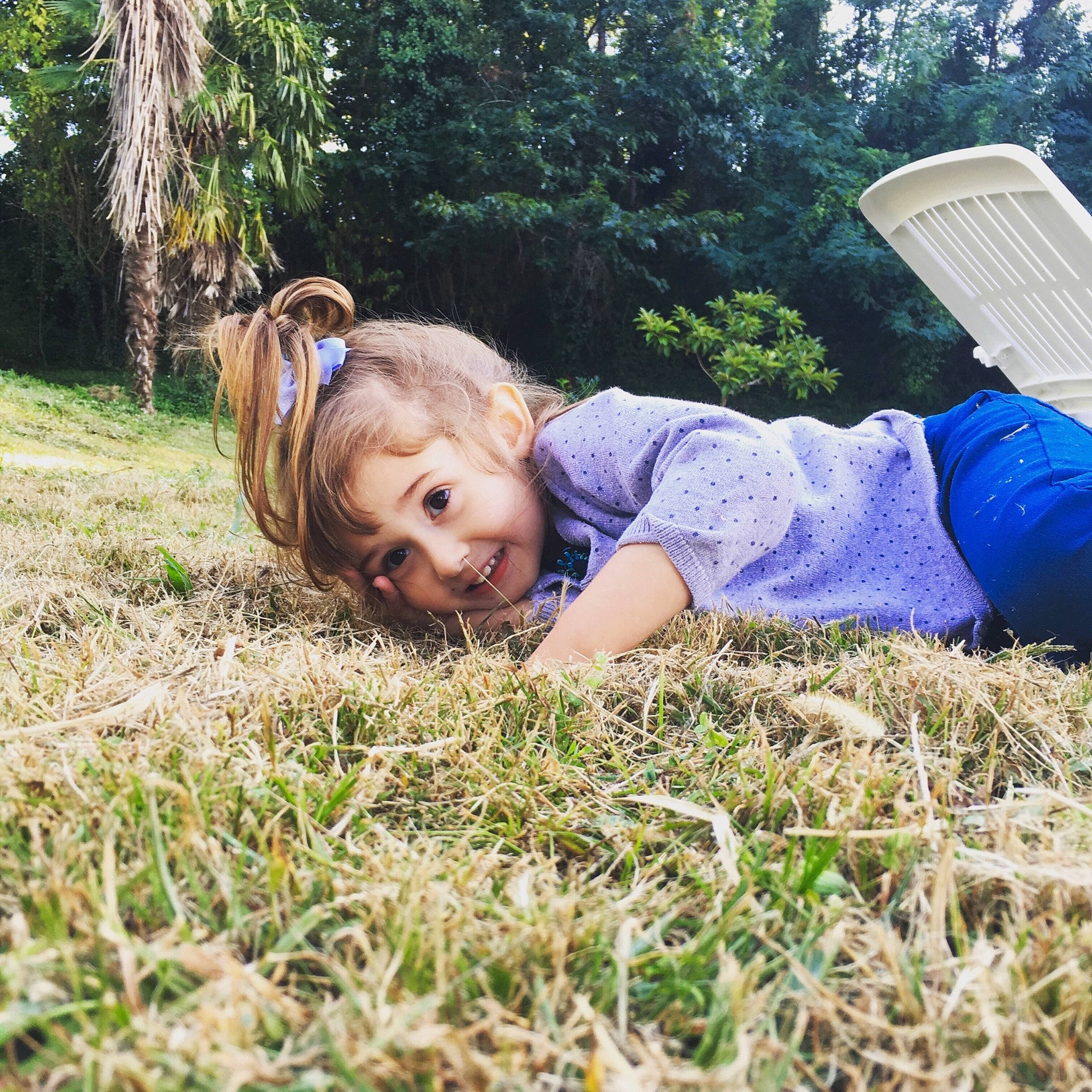 Alaia a rejoint le concours — aidez-le/la à gagner de superbes lots ! blond, child, cool, fun, grass, happy, joy, lawn, leisure, mountain, nap, natural_environment, person, photography, plant, play, summer, sunlight, toddler, tree