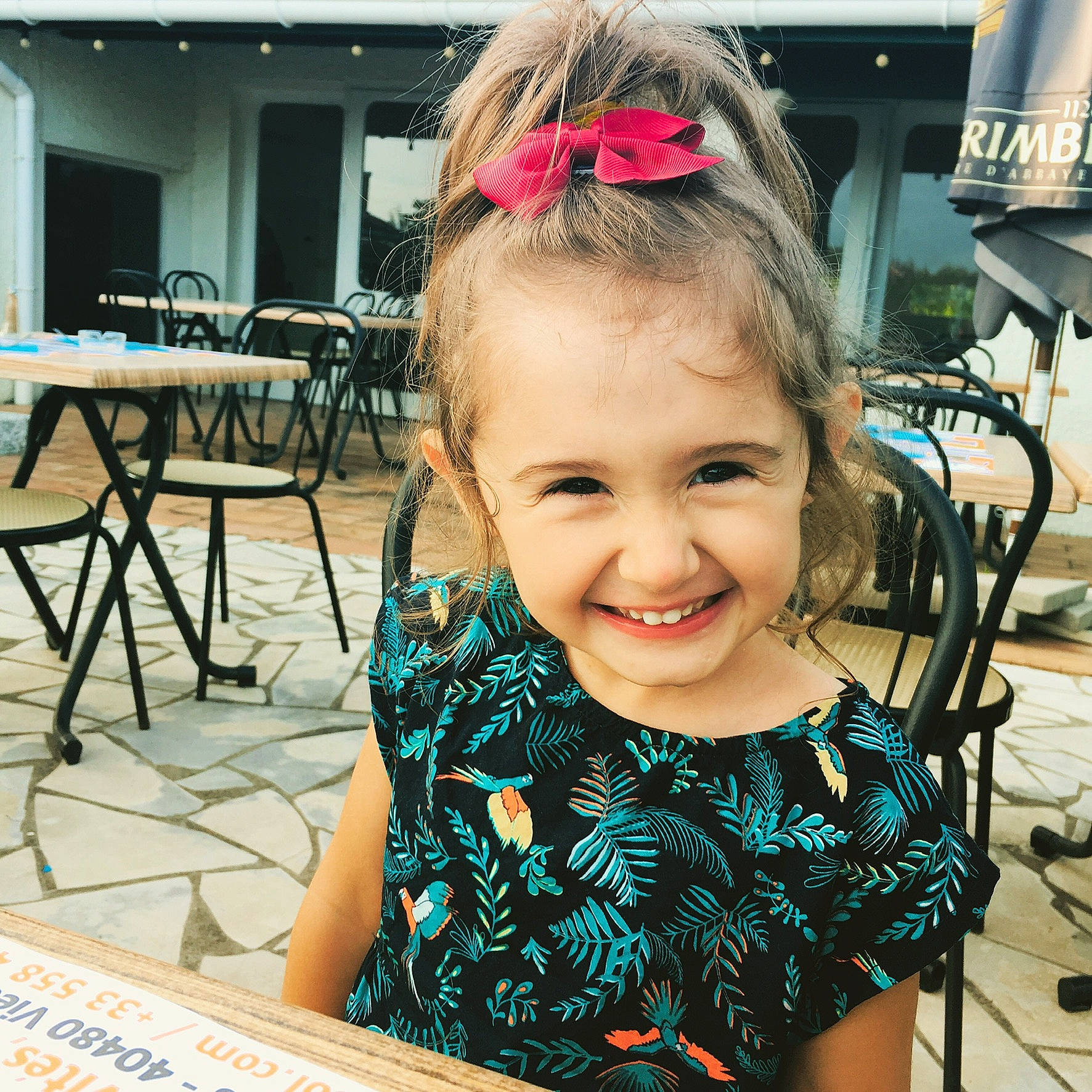 Alaia a rejoint le concours — aidez-le/la à gagner de superbes lots ! blond, child, child_model, ear, face, facial_expression, fashion_accessory, hair, hair_accessory, hair_coloring, hairstyle, happy, head, iris, joy, long_hair, person, plant, smile, summer