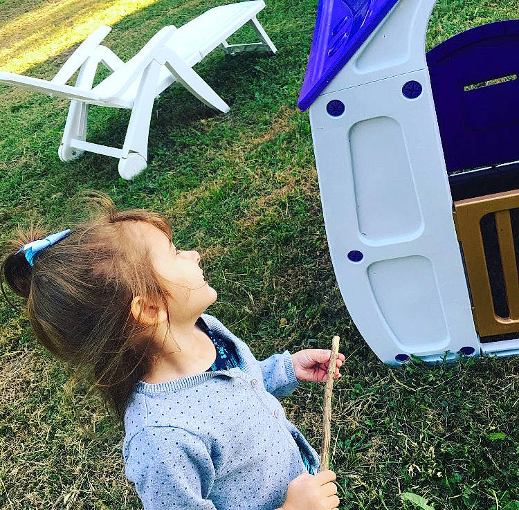 Alaia participe au concours pour gagner de l'argent avec cette photo : child, grass, green, house, metal, person, photography, plant, play, playground, selfie, square, summer, technology, toddler, tree, vehicle, wood